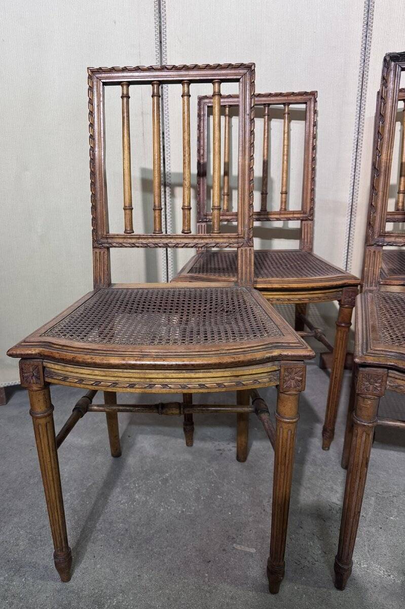 Série de quatre chaises style Louis XVI en bois sculpté