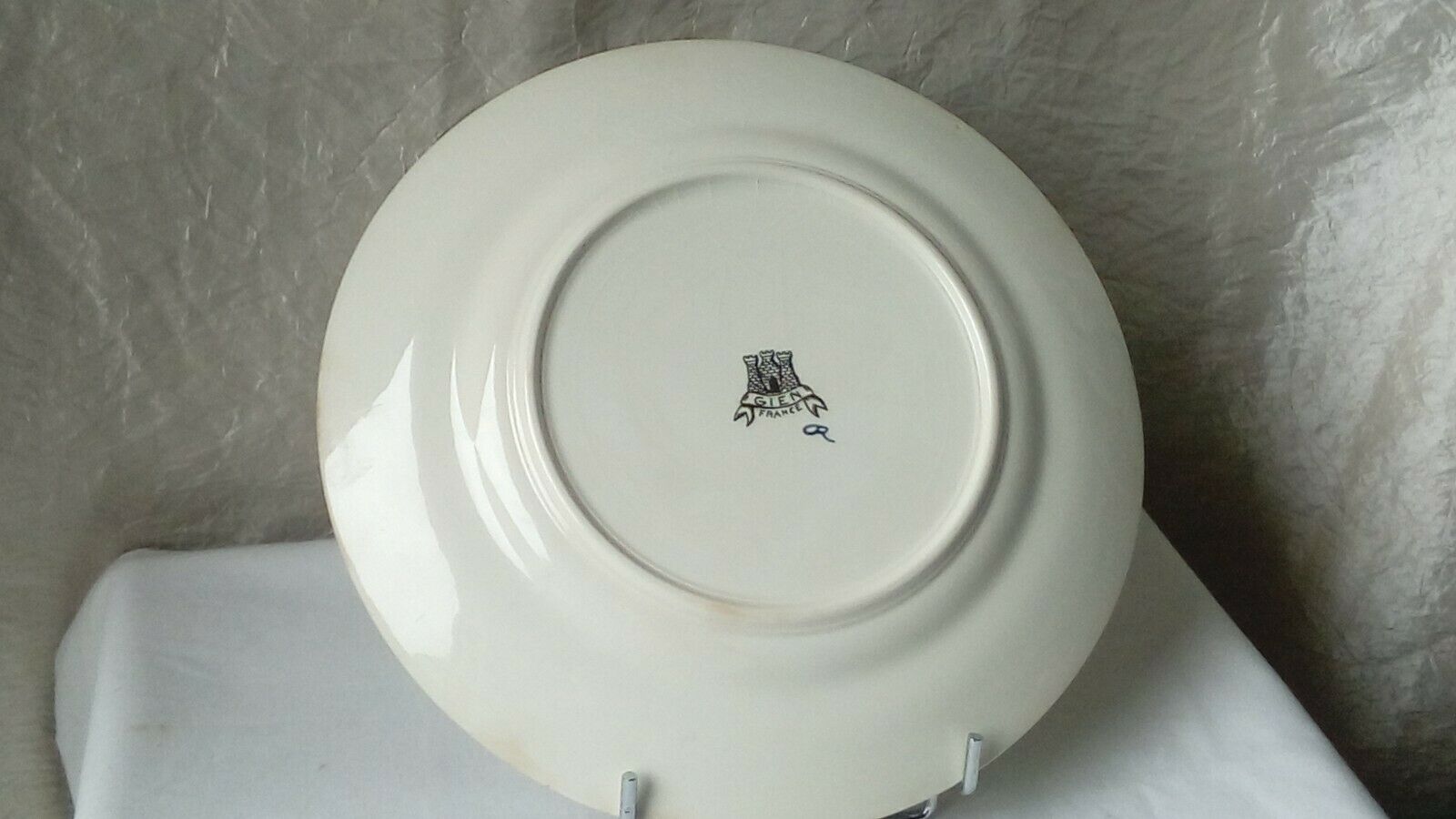 Flat plate in faience of gien the wagtail old signature