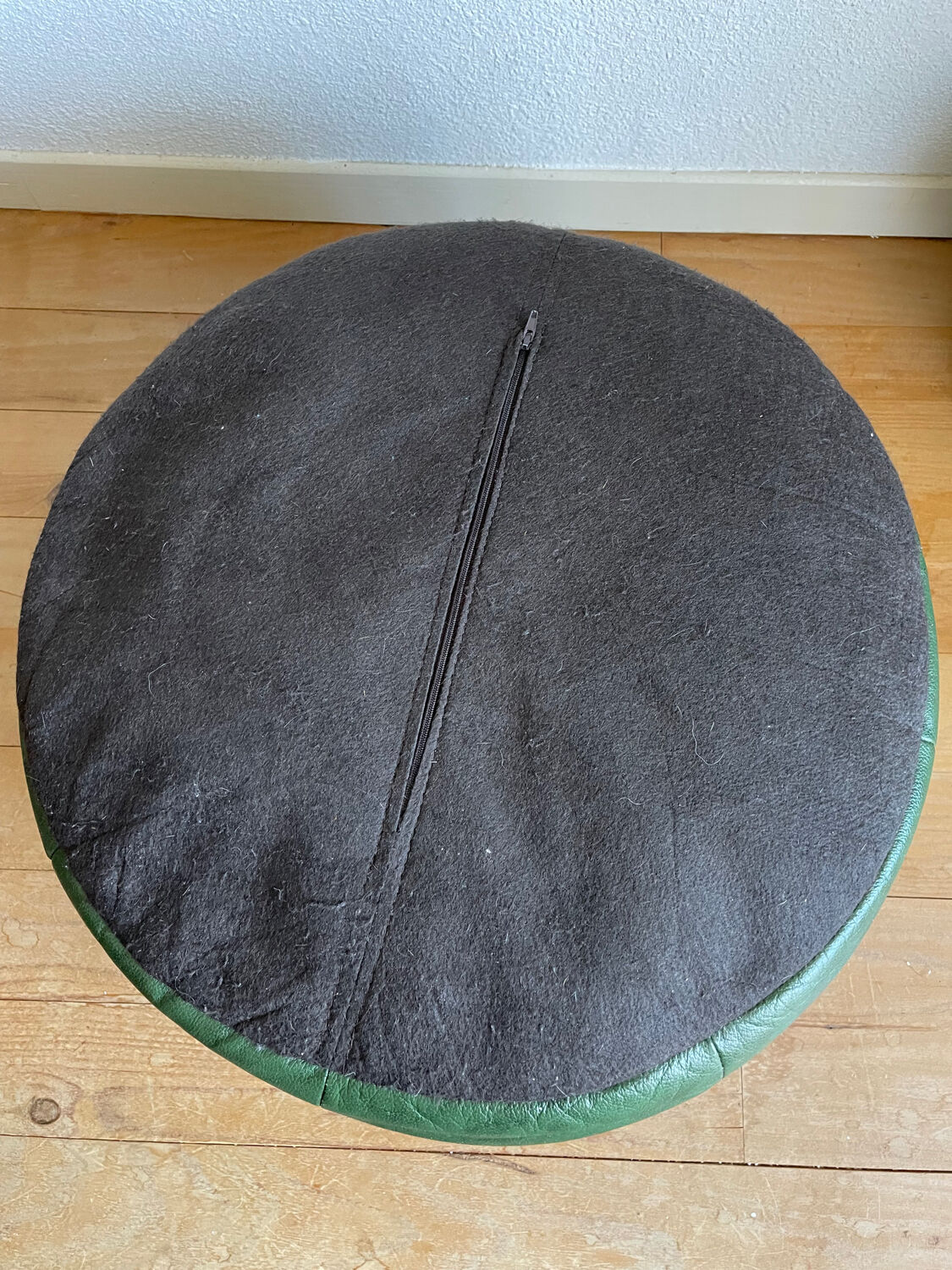 Green patchwork pouf in Sède leather