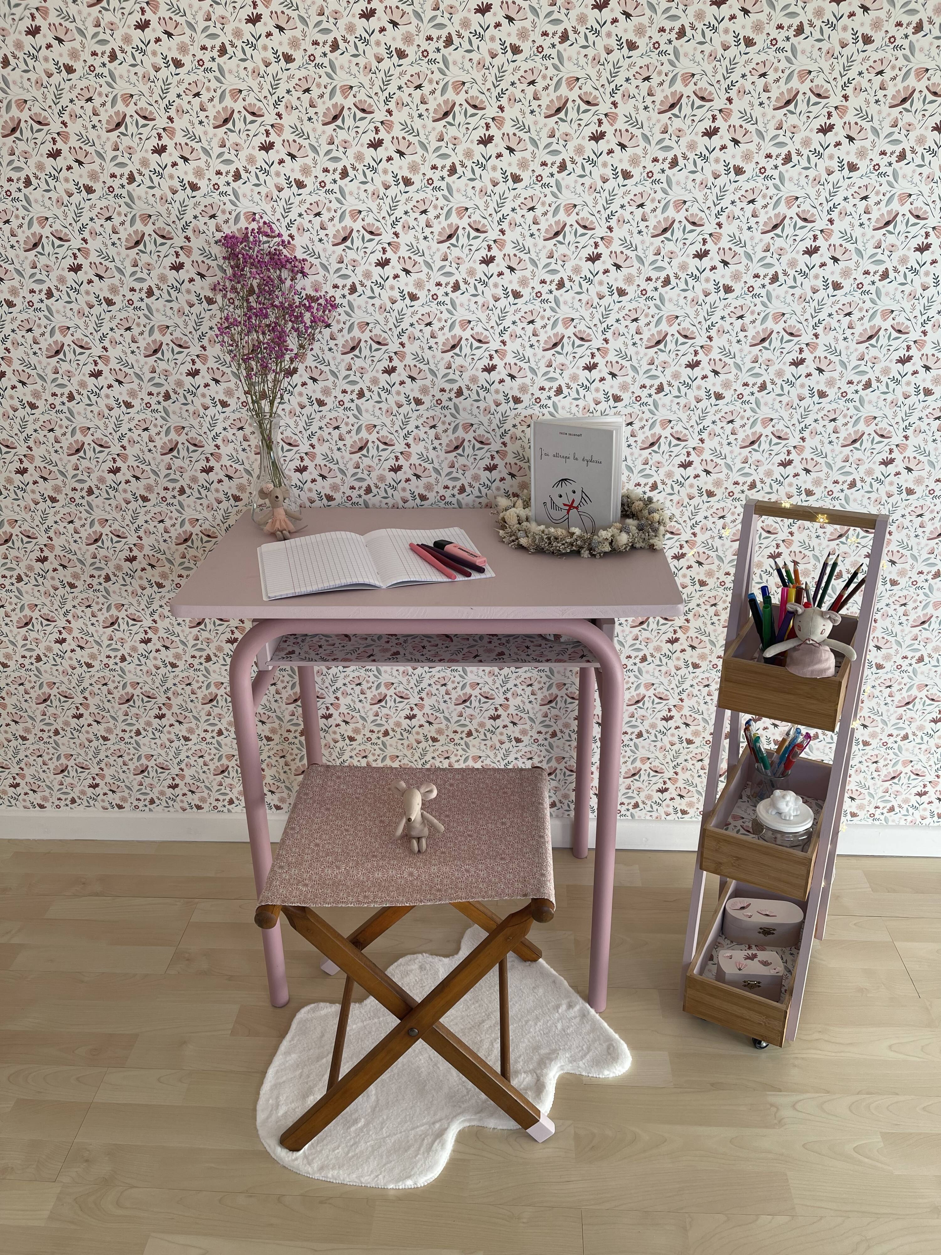 School desk assembly and its seat