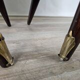 Paire de tables de chevet en acajou avec poignées en verre et laiton