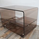 Table basse desserte sur roulettes par Michel Dumas en plexiglas fumé vintage 1970