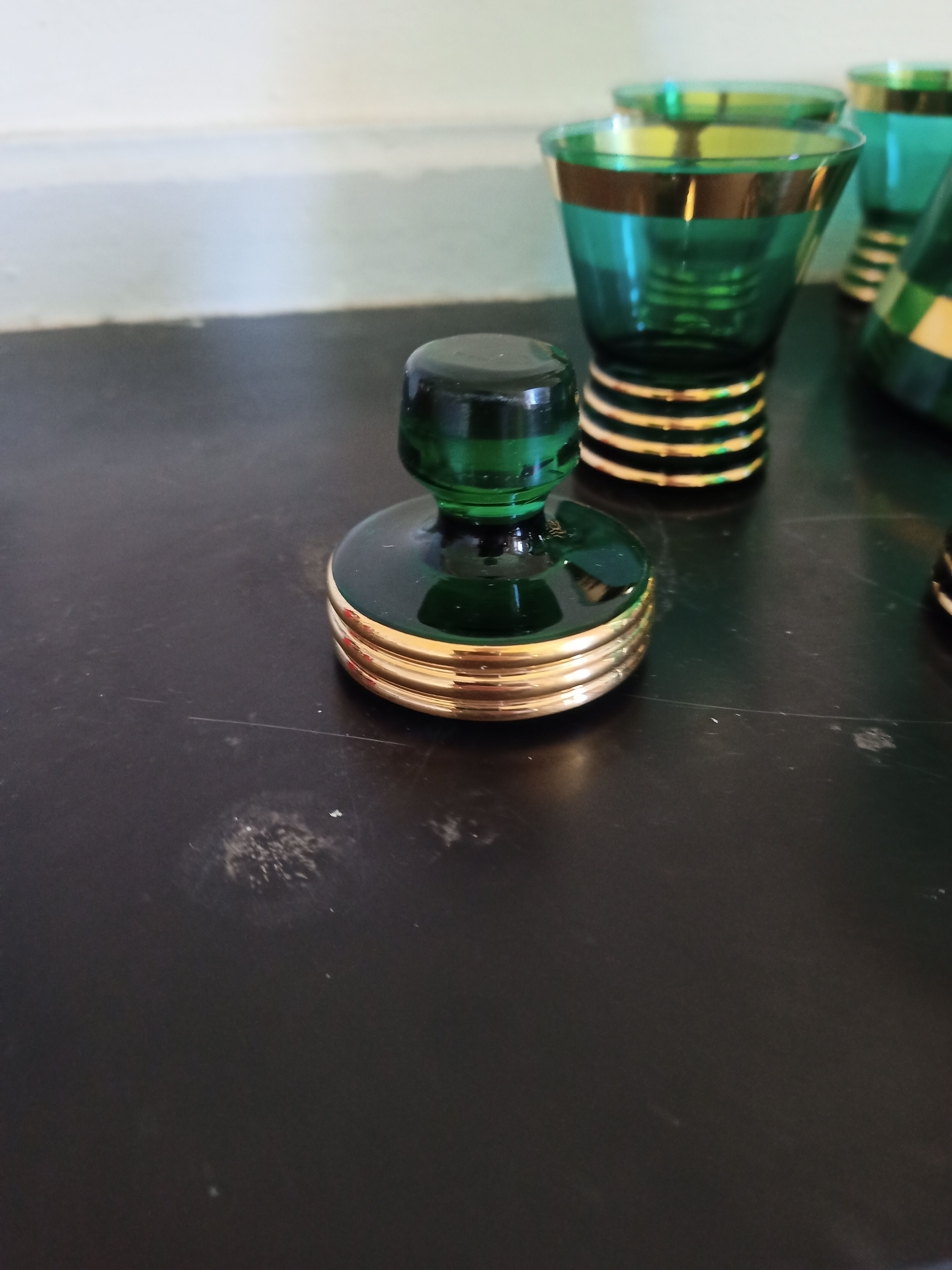 Carafe et verres à liqueur vert et doré verre ancien