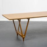 Table basse des années 50, noyer, pieds en V, restaurée
