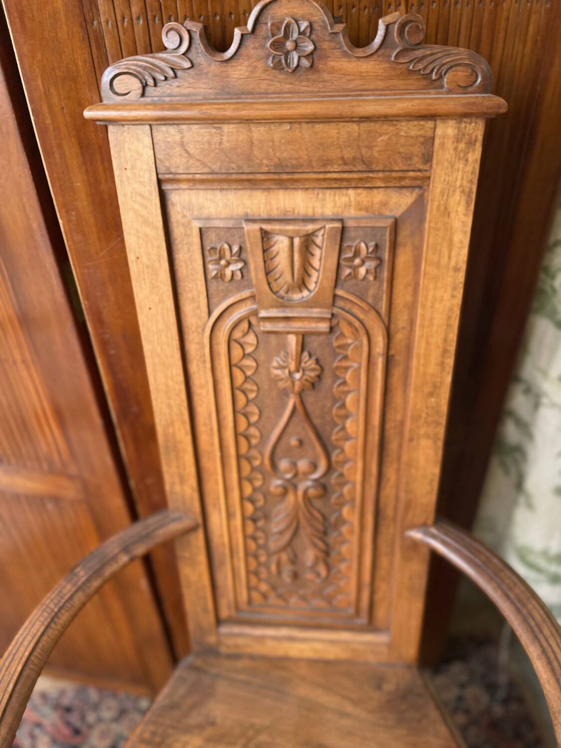 Paire de fauteuils sculptés en noyer de style Renaissance