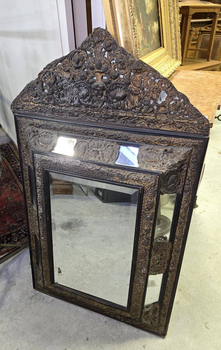 Antique mirror in repoussé and patinated copper from the Napoléon III era.