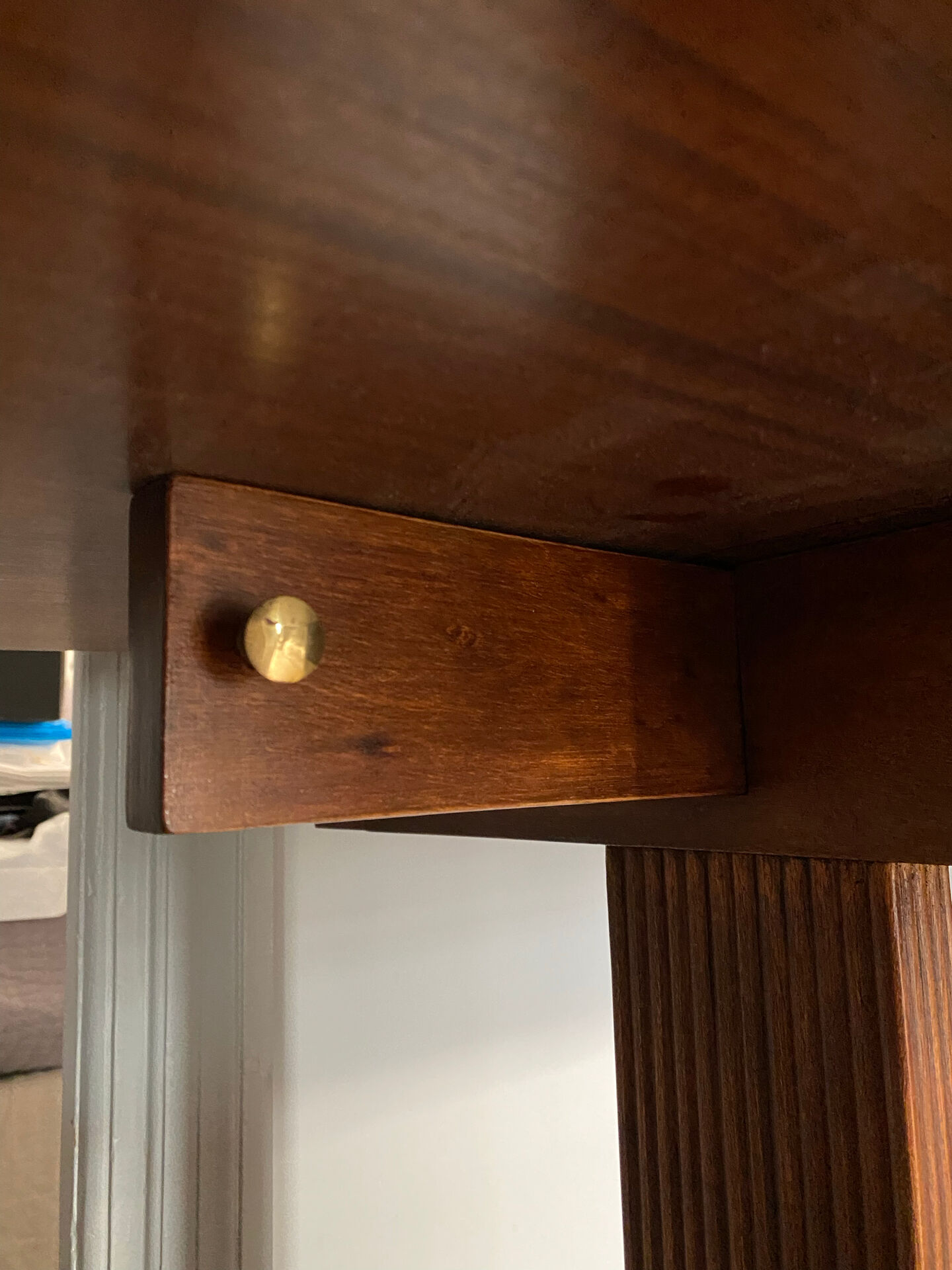 Bureau vendu / Table d'appoint de style Empire en acajou avec tiroir.