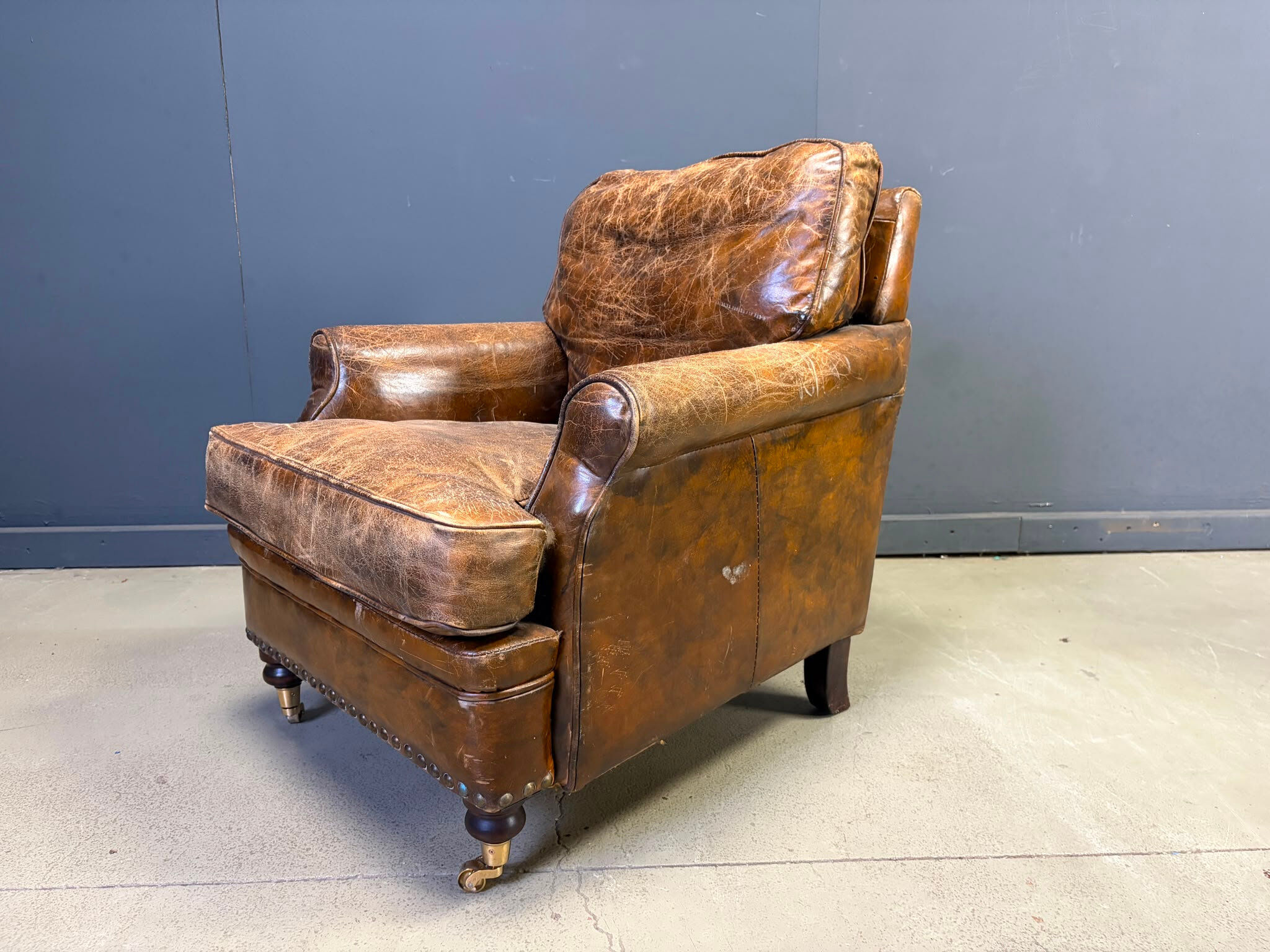 Fauteuil club en cuir des années 1950.