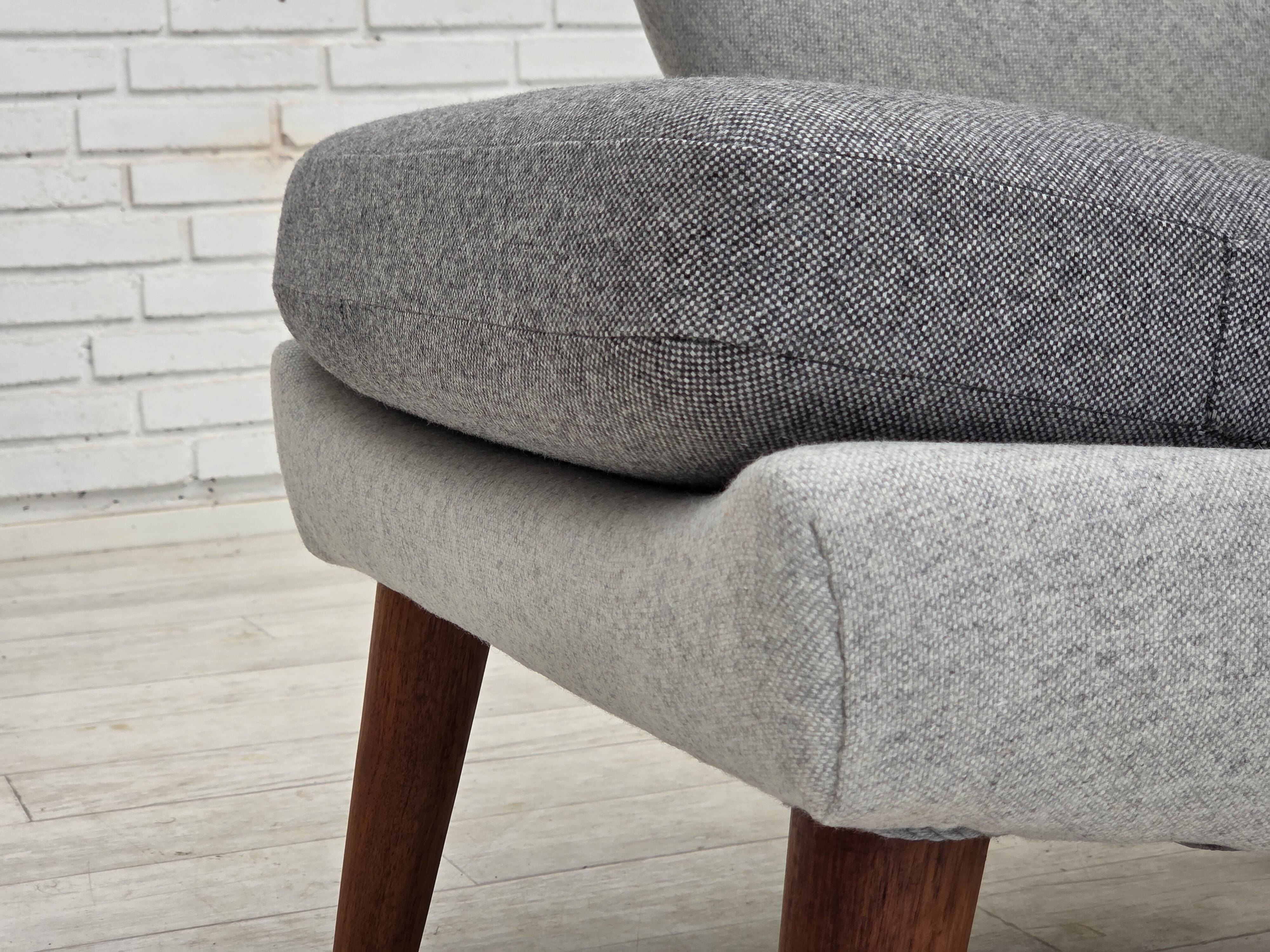 Fauteuil danois à dossier haut avec tabouret, années 1970, laine, bois de teck.