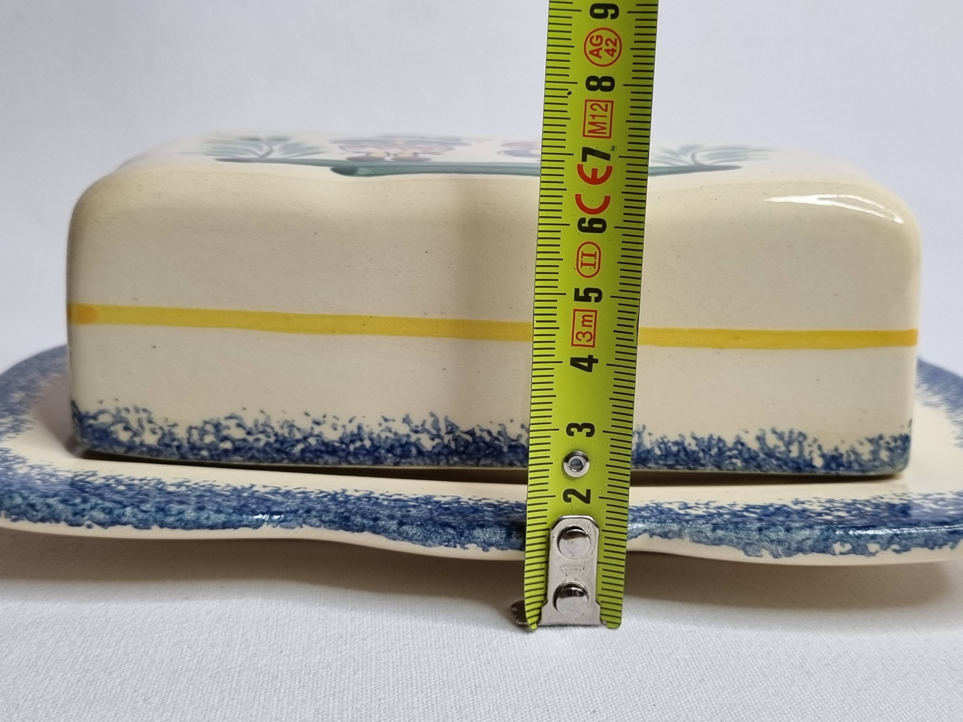Quimper earthenware butter dish, traditional pattern, 19 cm