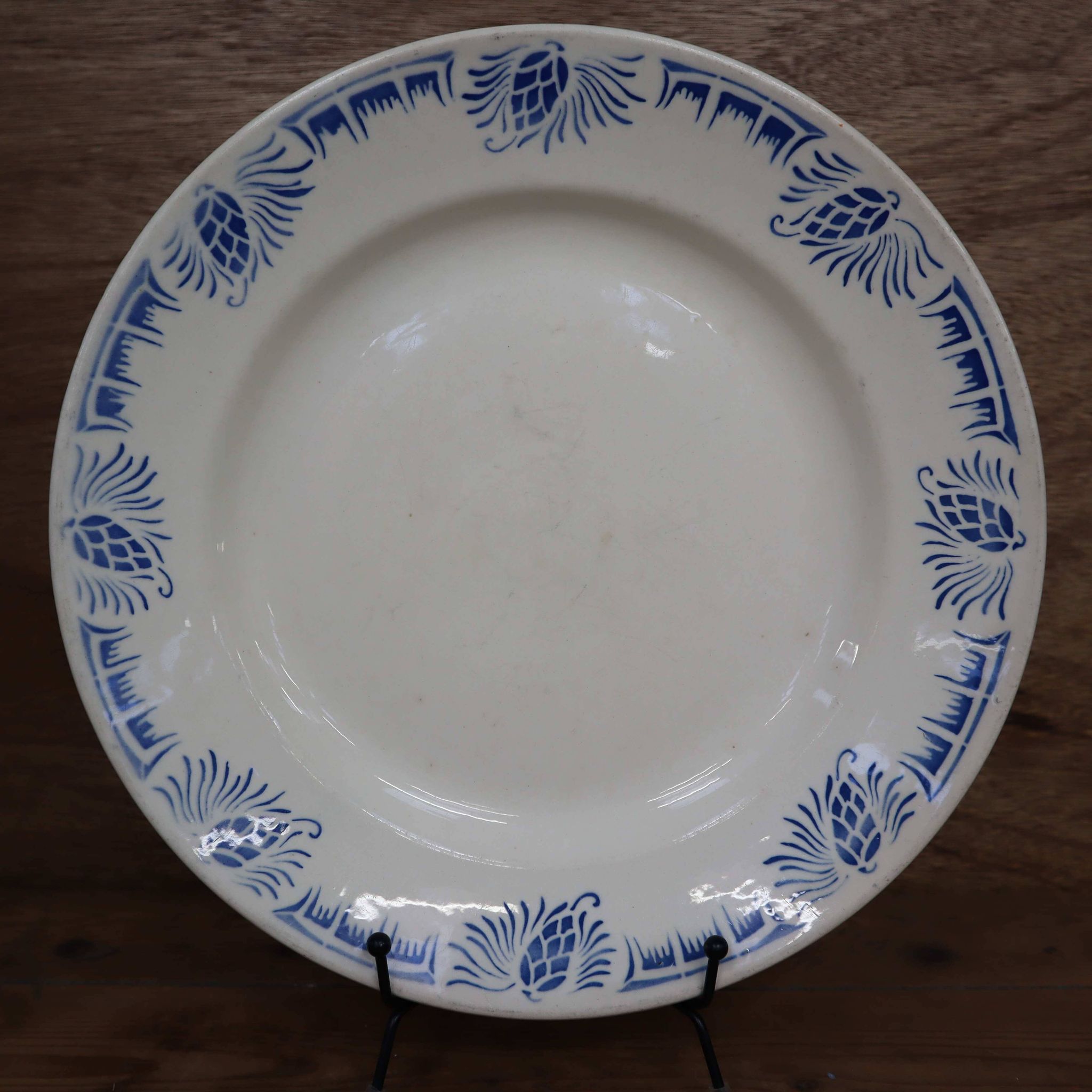 Badonviller round dish White/Midnight blue pine cone patterns