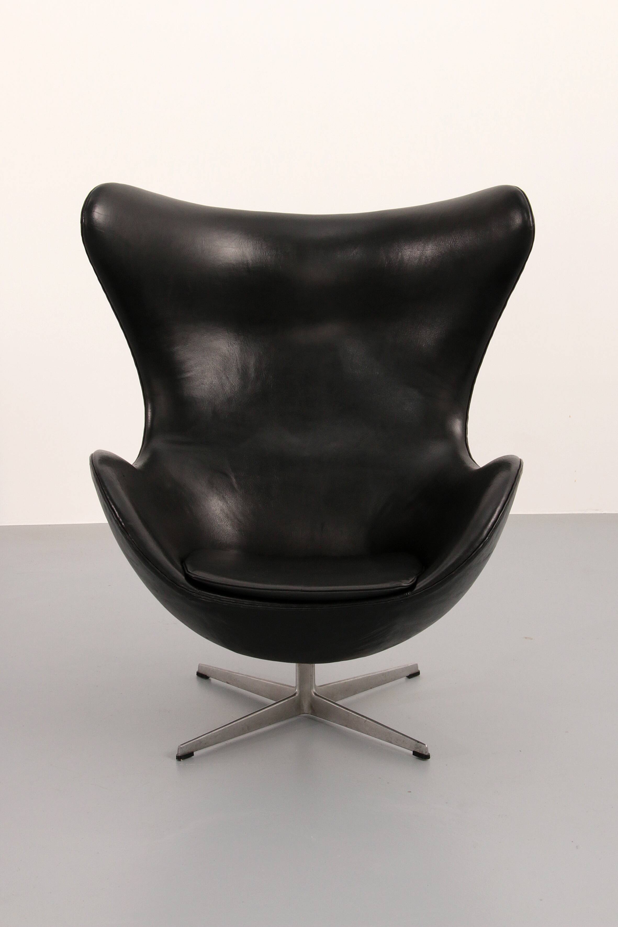 The Egg Chair – Arne Jacobsen, Denmark, 1960 – Black Leather by Fritz Hansen
