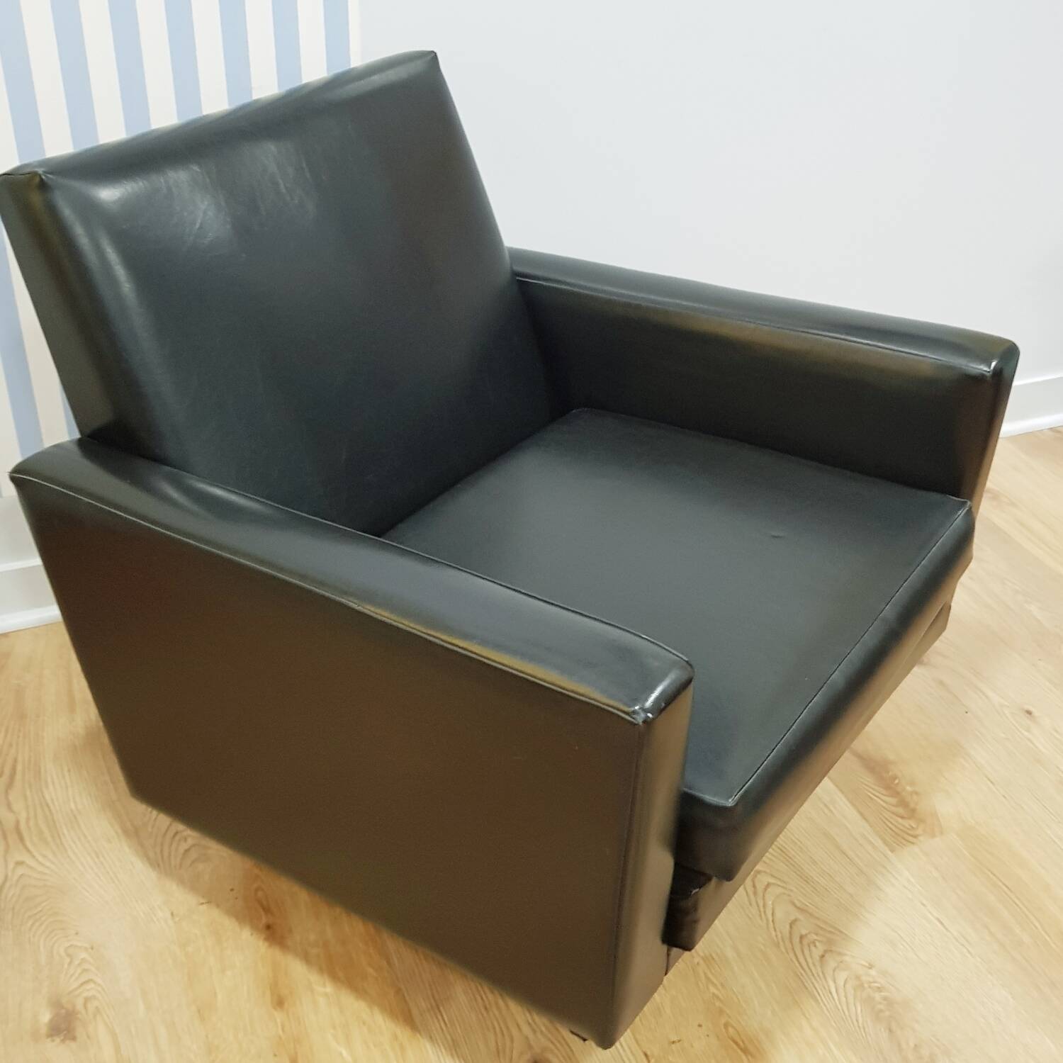 Fauteuil en skaï noir, années 1960