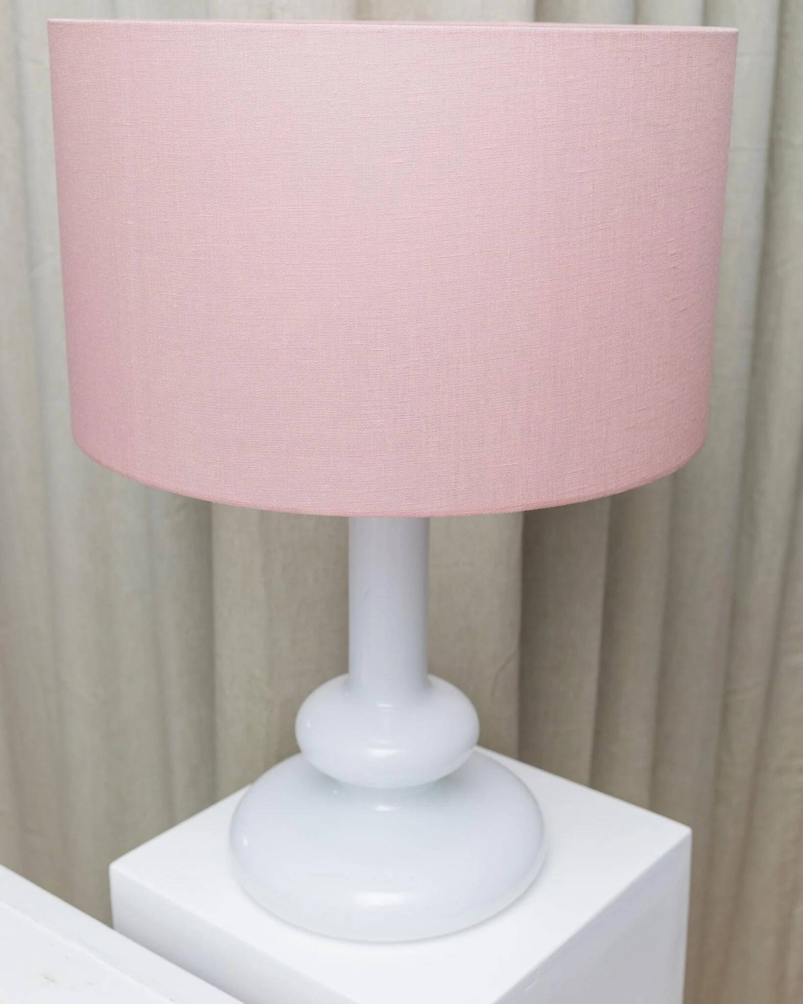 Vintage Holmegaard Plaza table lamp by Hsin-Lung Lin for Glasværk, 1970s - White glass with pink fabric shade - Elegant retro lamp, gift idea.