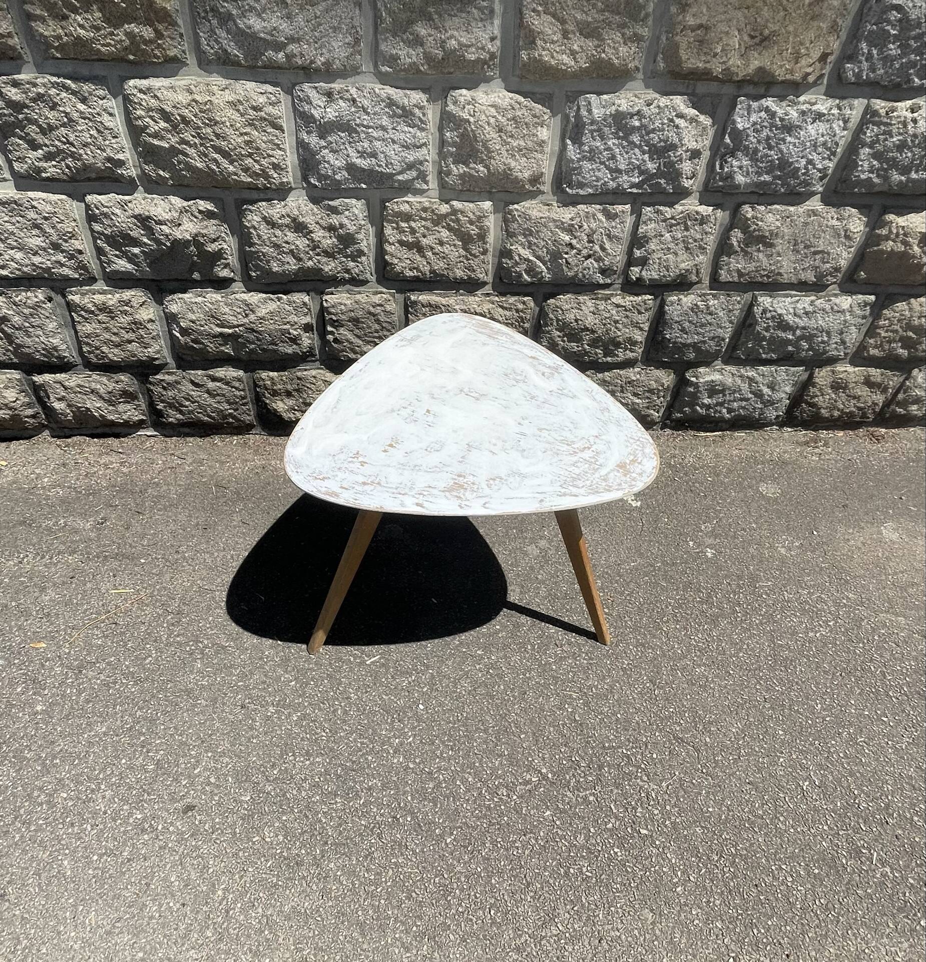 Small Mid-Century Table bas triangulaire