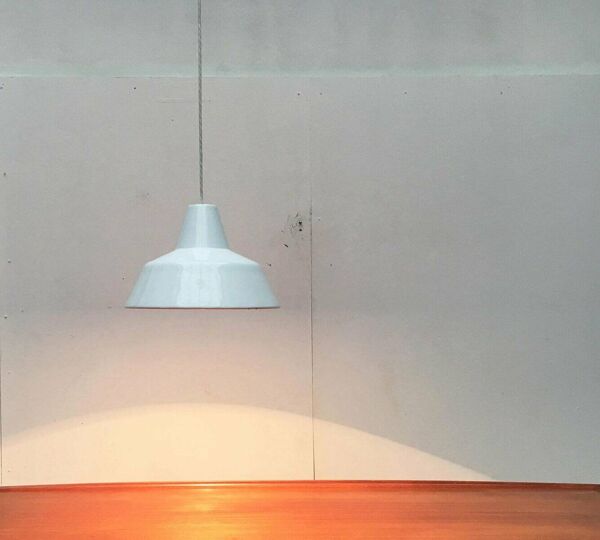 Suspension danoise en émail de Louis Poulsen, années 1960