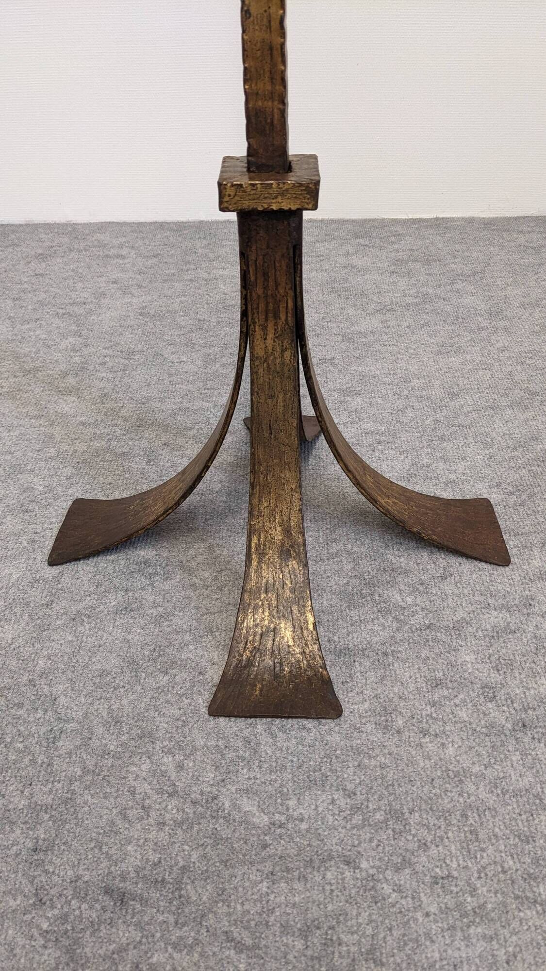 Brutalist floor candle holder in hammered gold steel, Belgium circa 1960.