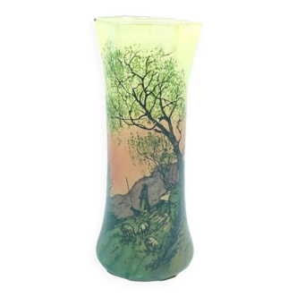 Grand vase en verre émaillé dans le goût de legras décor du berger et ses moutons