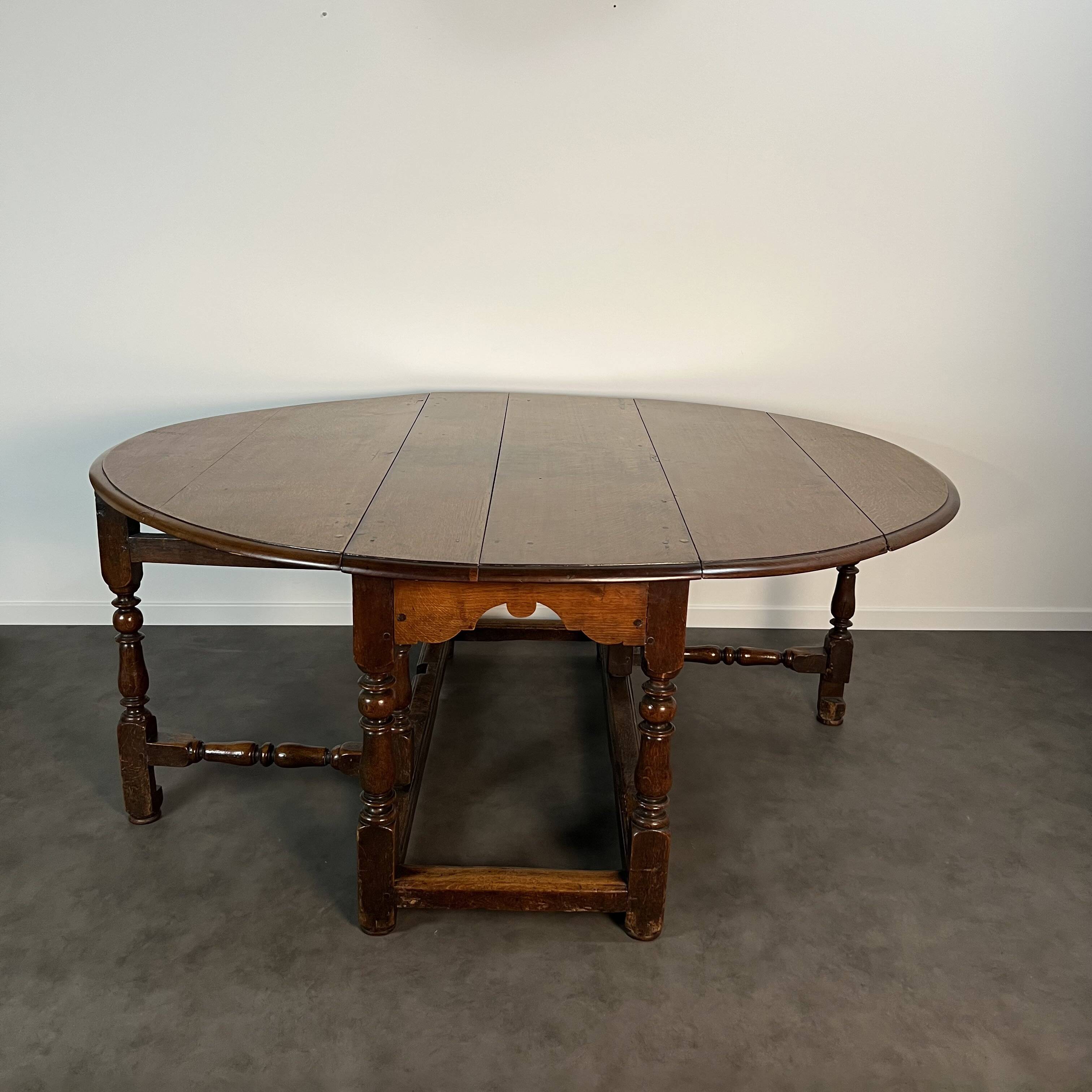 18th-century oak Gateleg drop-leaf dining table