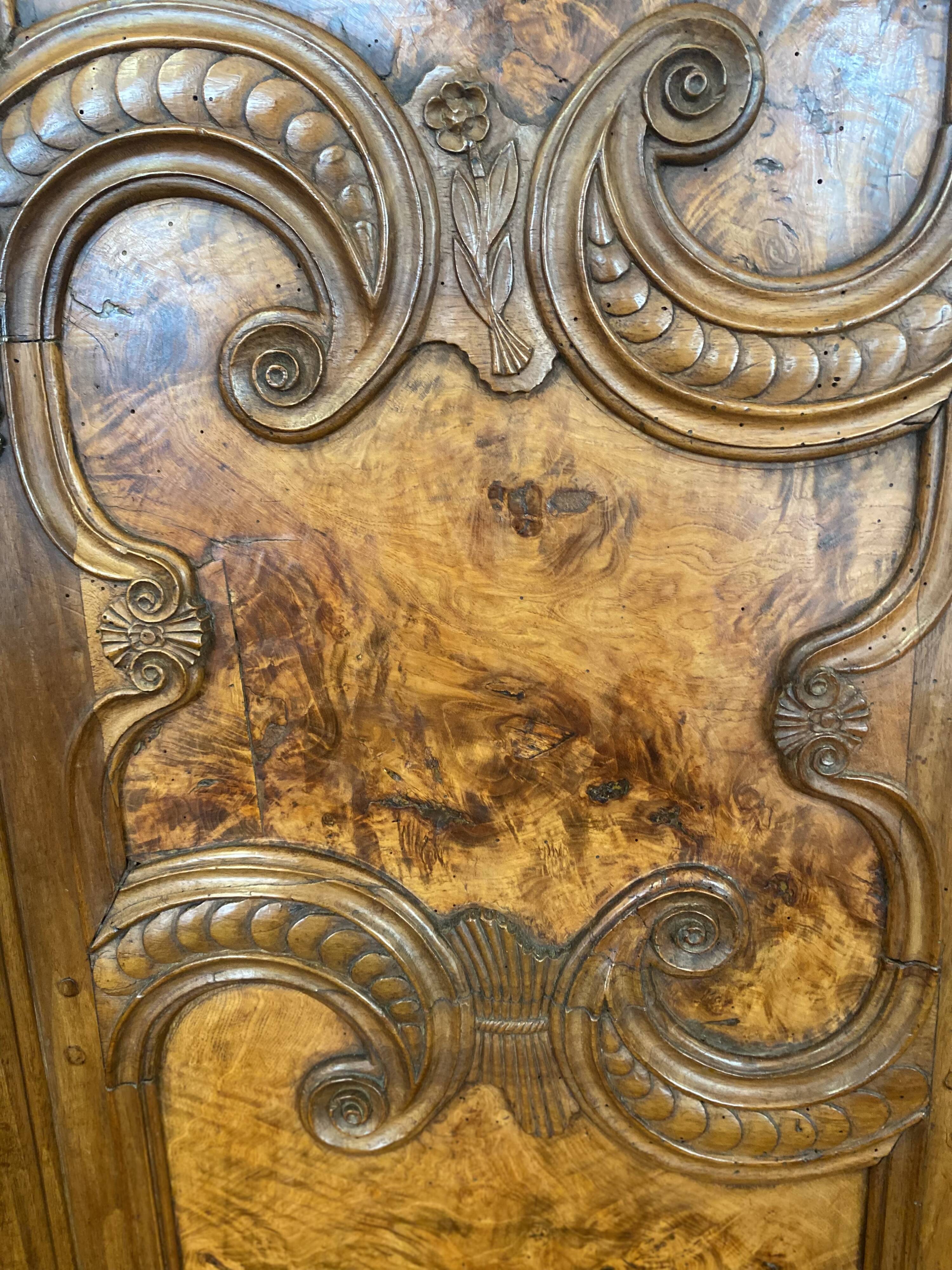 Bressane wardrobe with arched cornice, walnut and fresne magnifying glass.