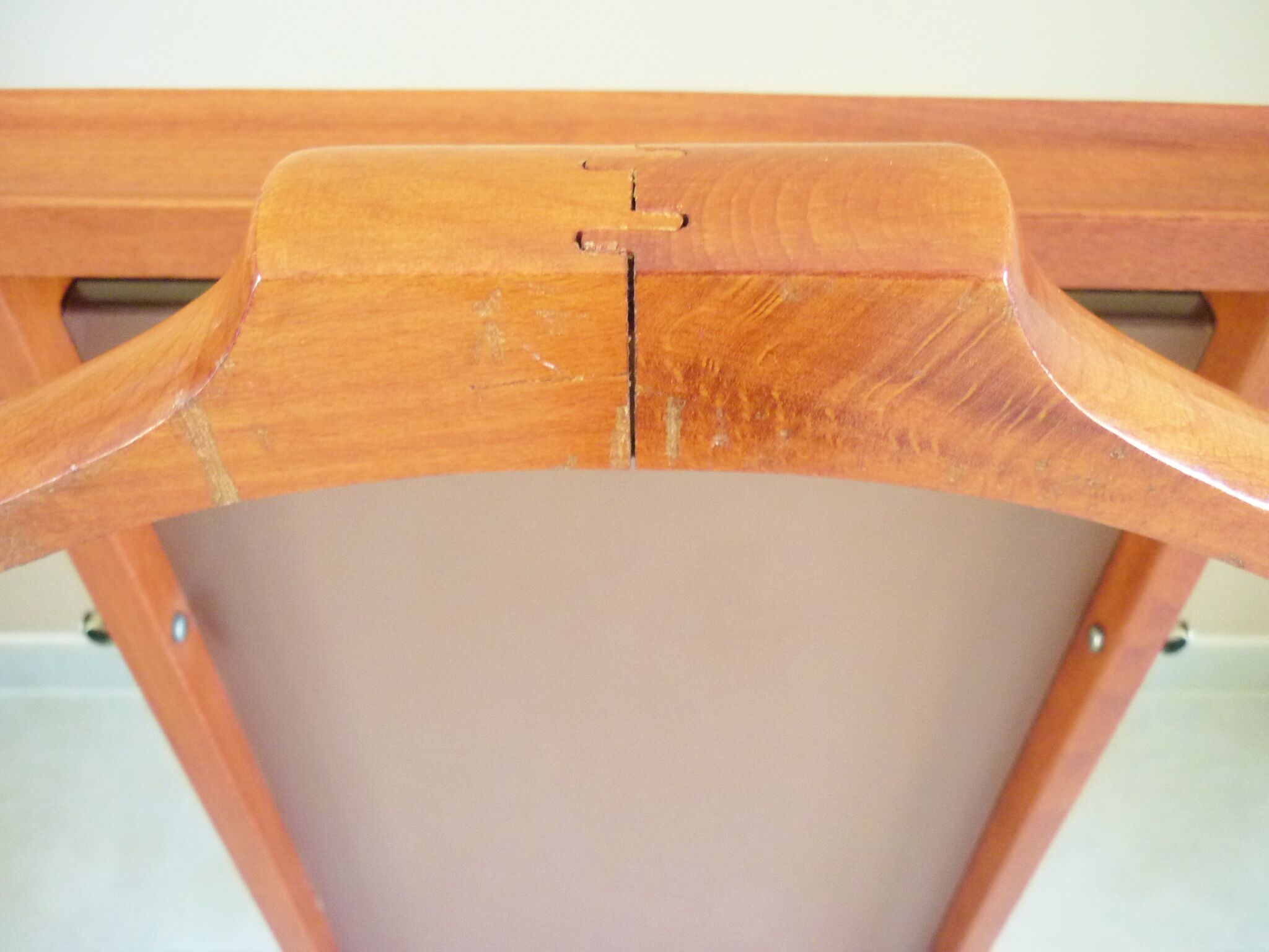 Wooden valet, signed Fratelli Reguitti, 60s, on wheels