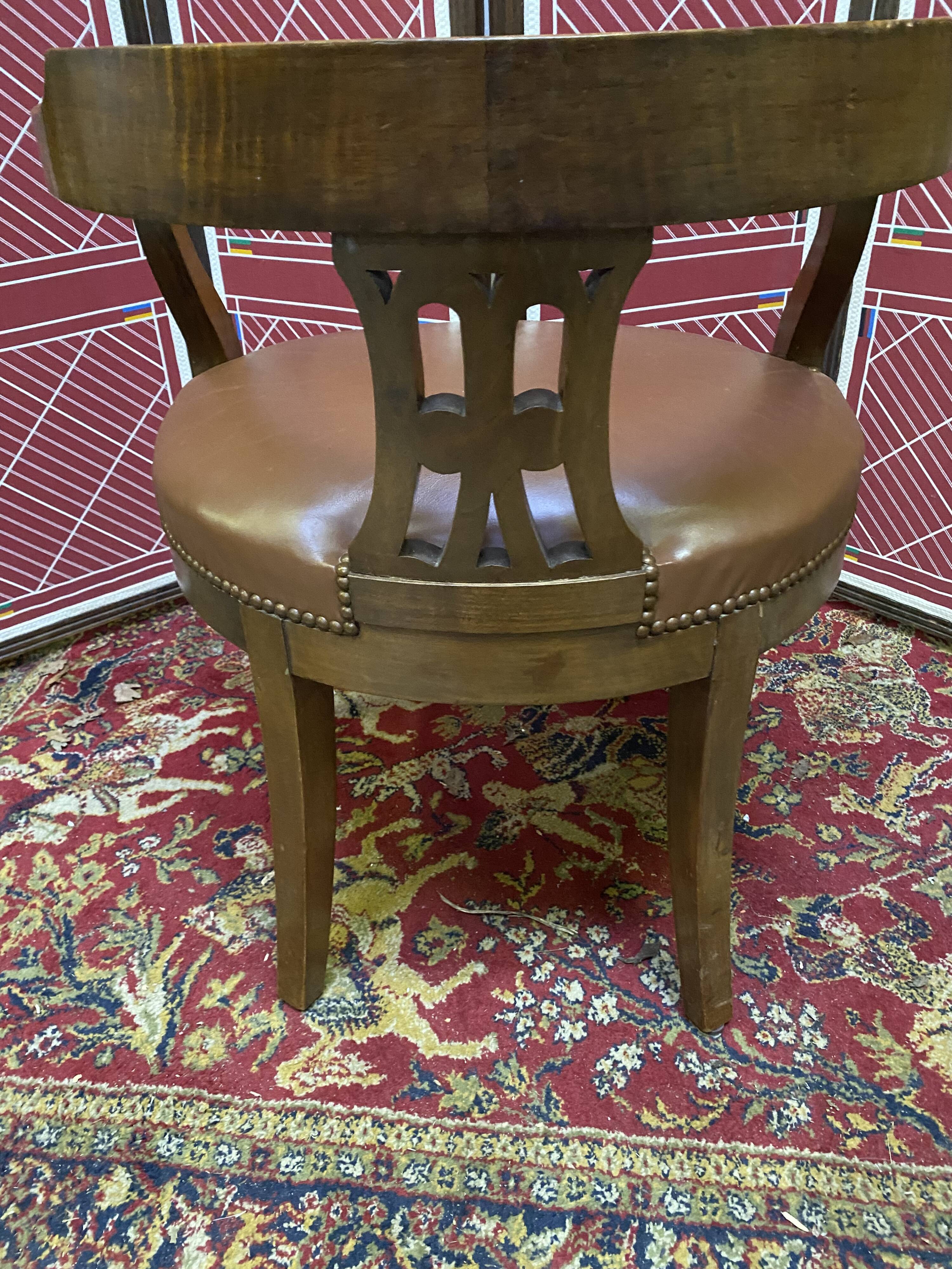 Fauteuil de bureau vintage en bois et cuir marron clouté