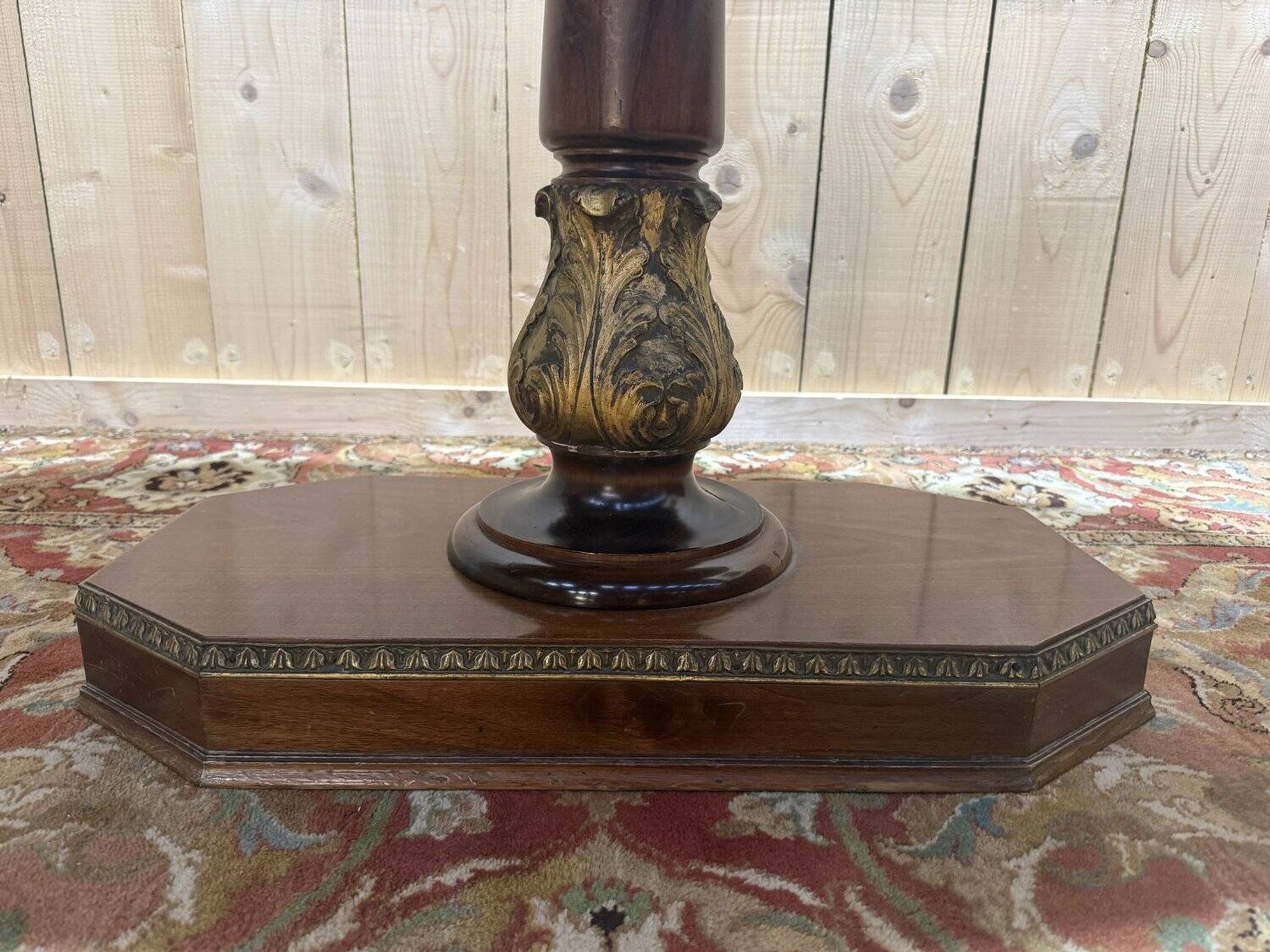 Oval Empire-style gueridon in walnut and marble.