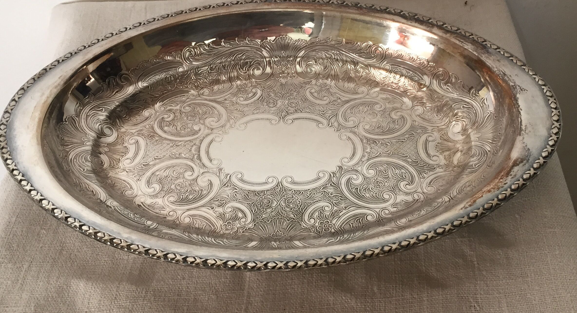 Oval plate in silver metal