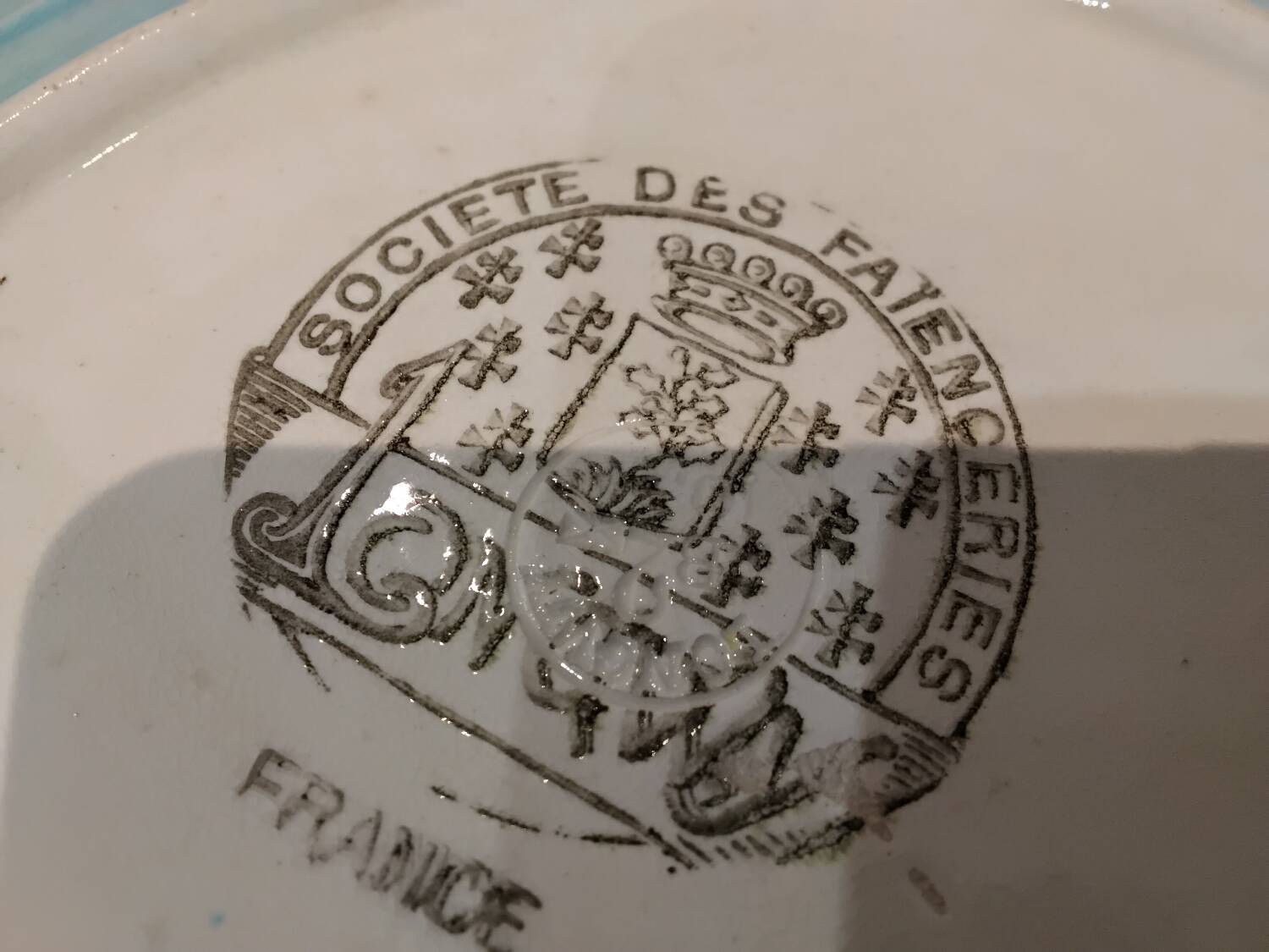 Longwy enamel plate with cartouche of 2 birds and apple blossoms, d188