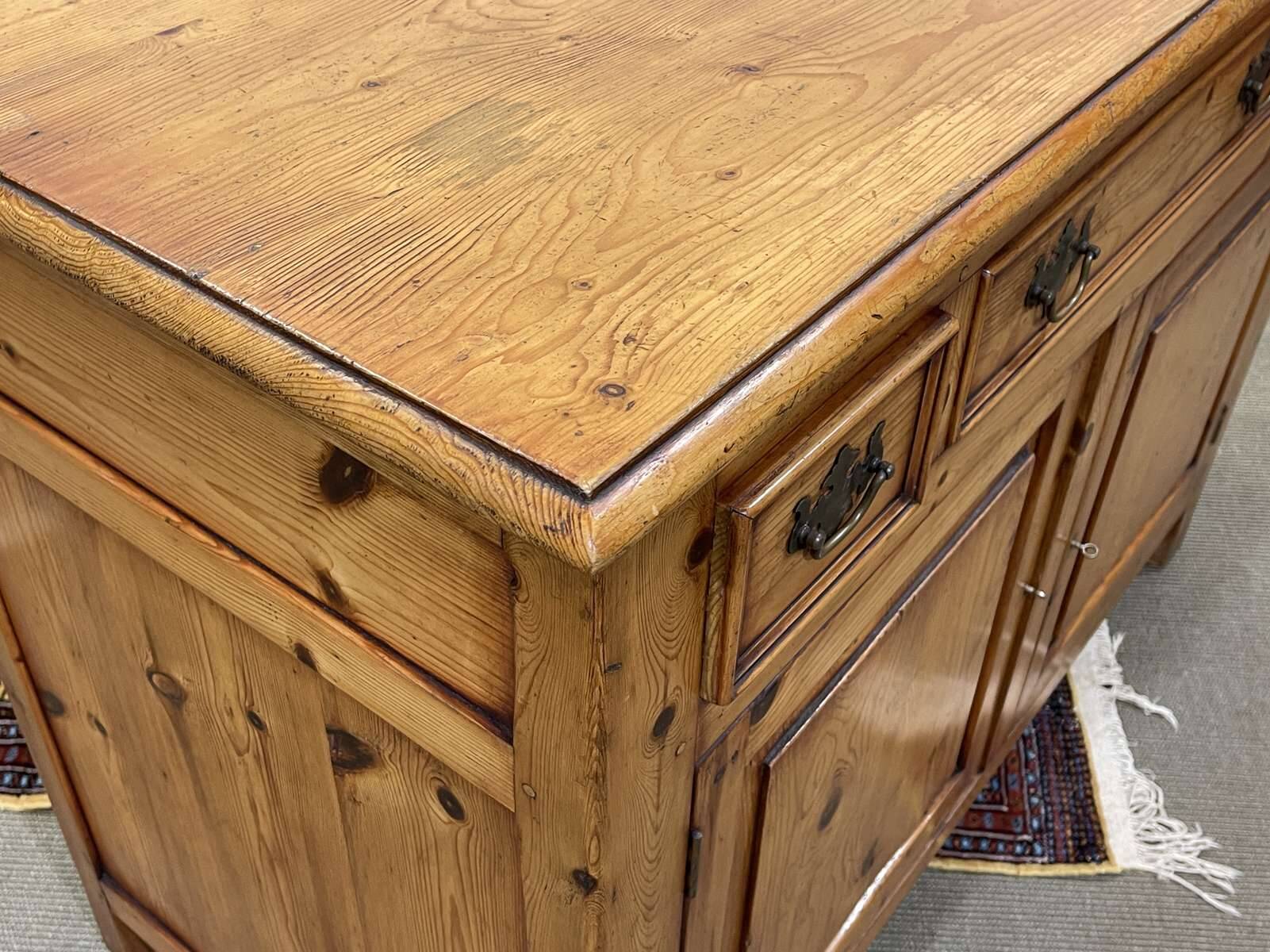 Buffet anglais en sapin des années 1950