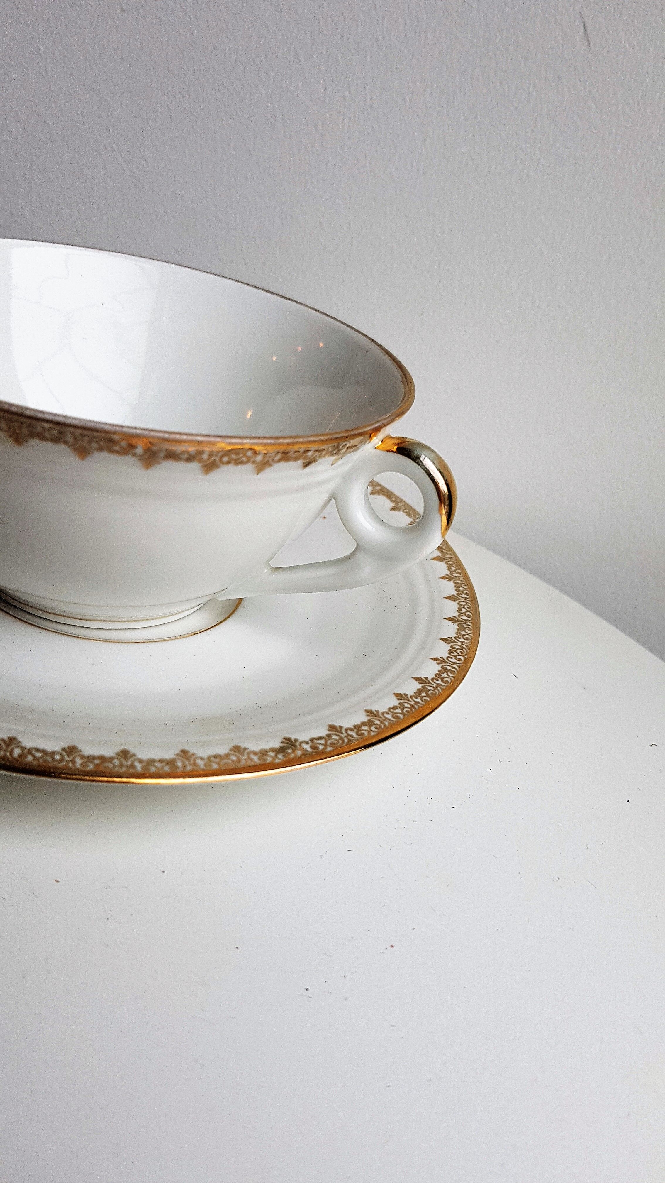 Series of 4 cups and saucers in white porcelain