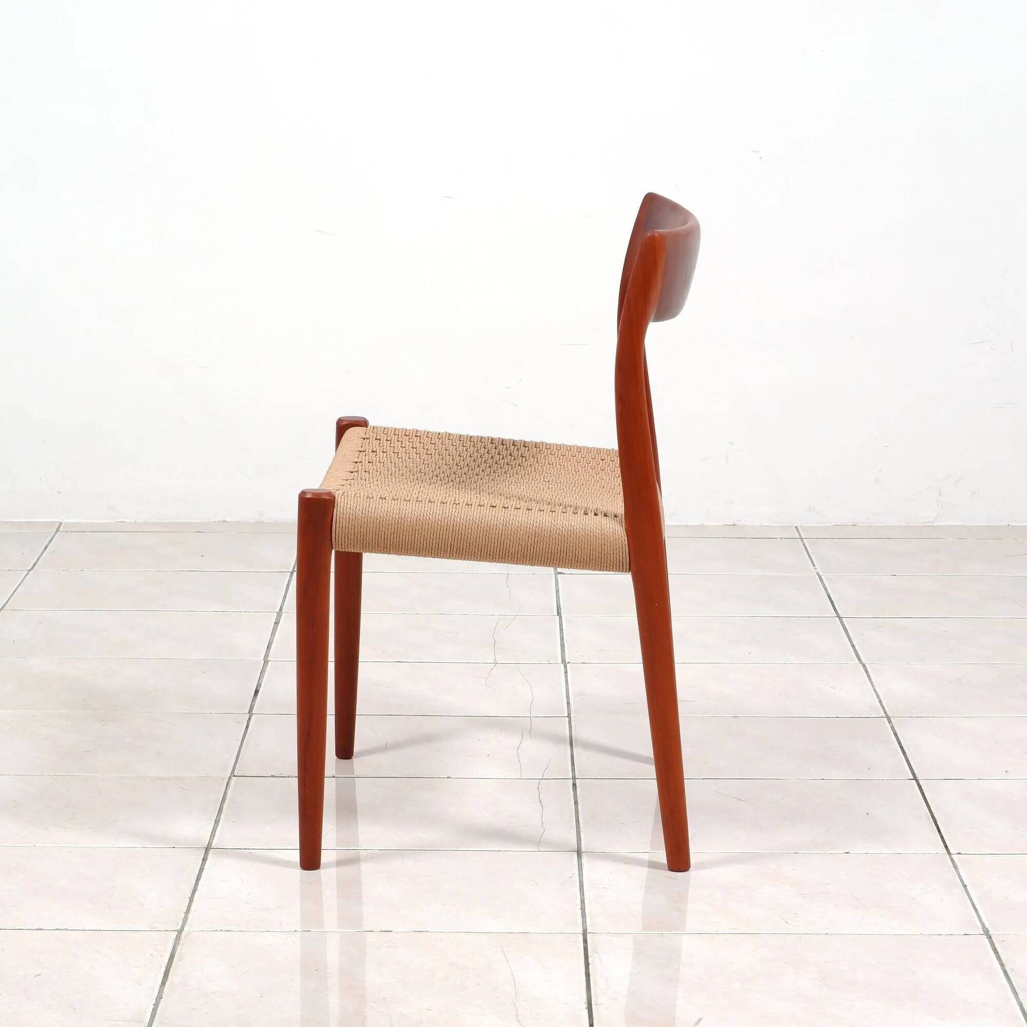 Ensemble de 2 chaises de salle à manger en teck « Modèle 77 » de Niels Moller, avec cordon de papier