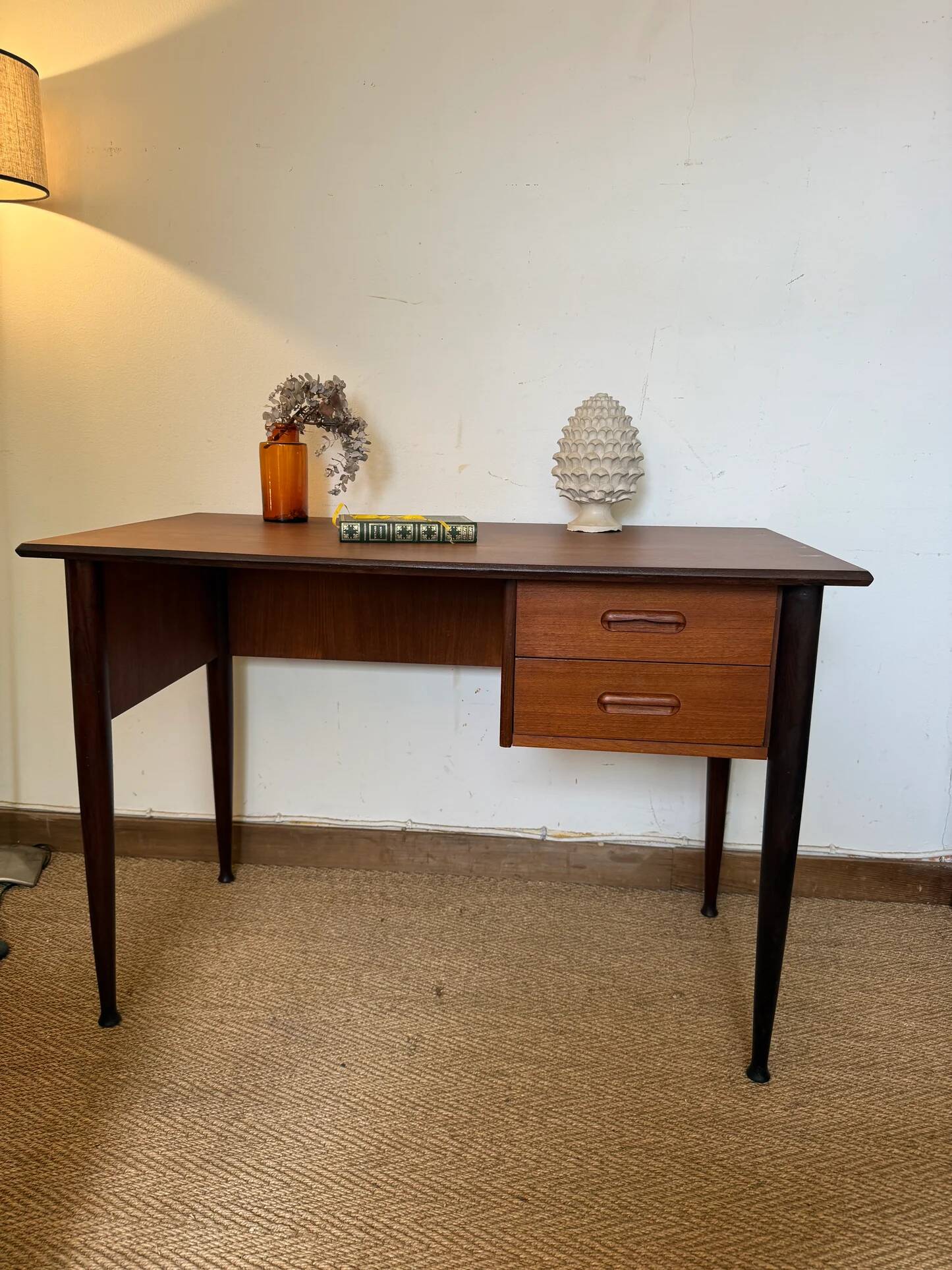 Bureau vintage style scandinave pieds fuselés