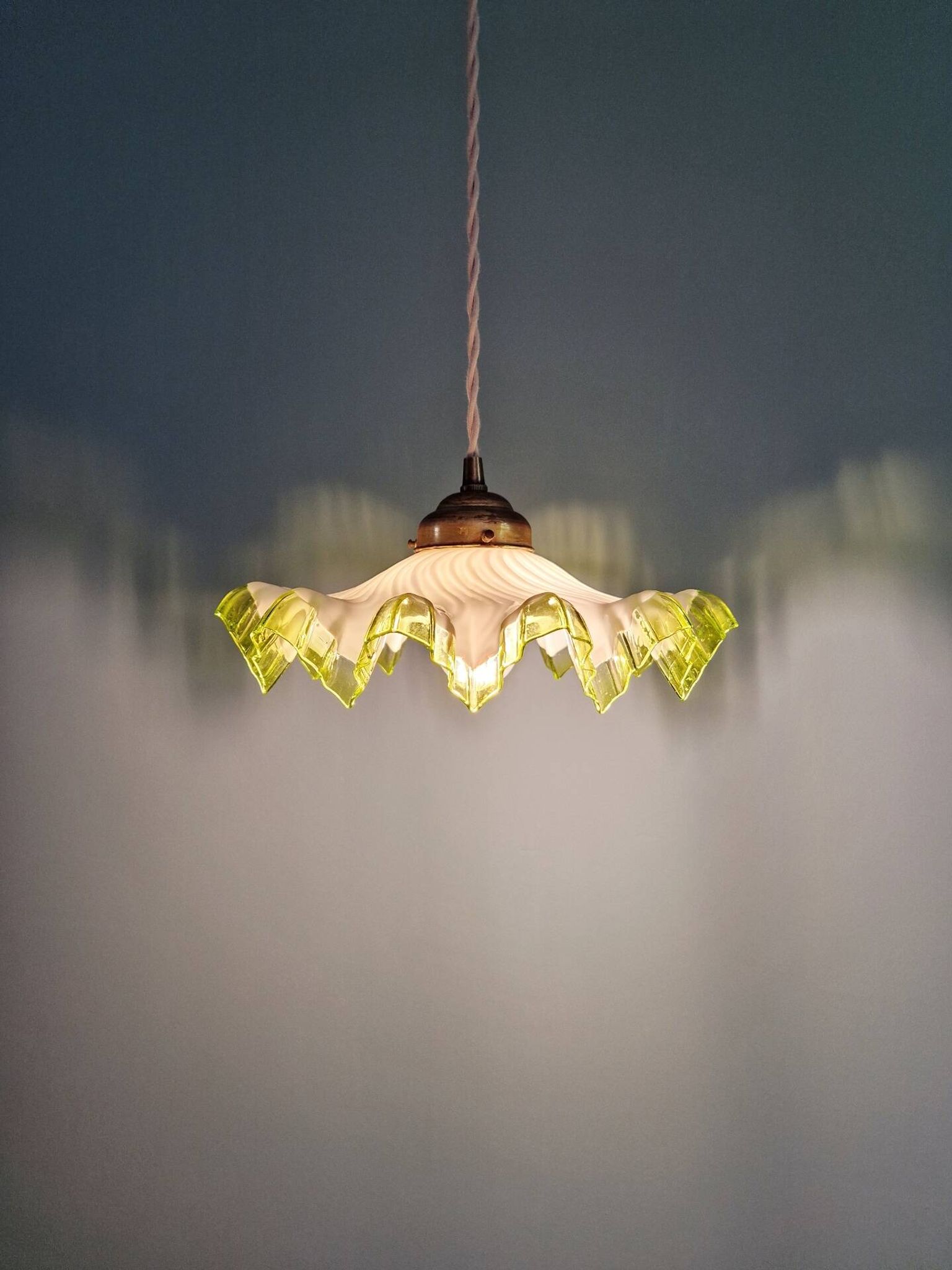 Art Deco suspension in white opaline with a scalloped design, 1920-30.