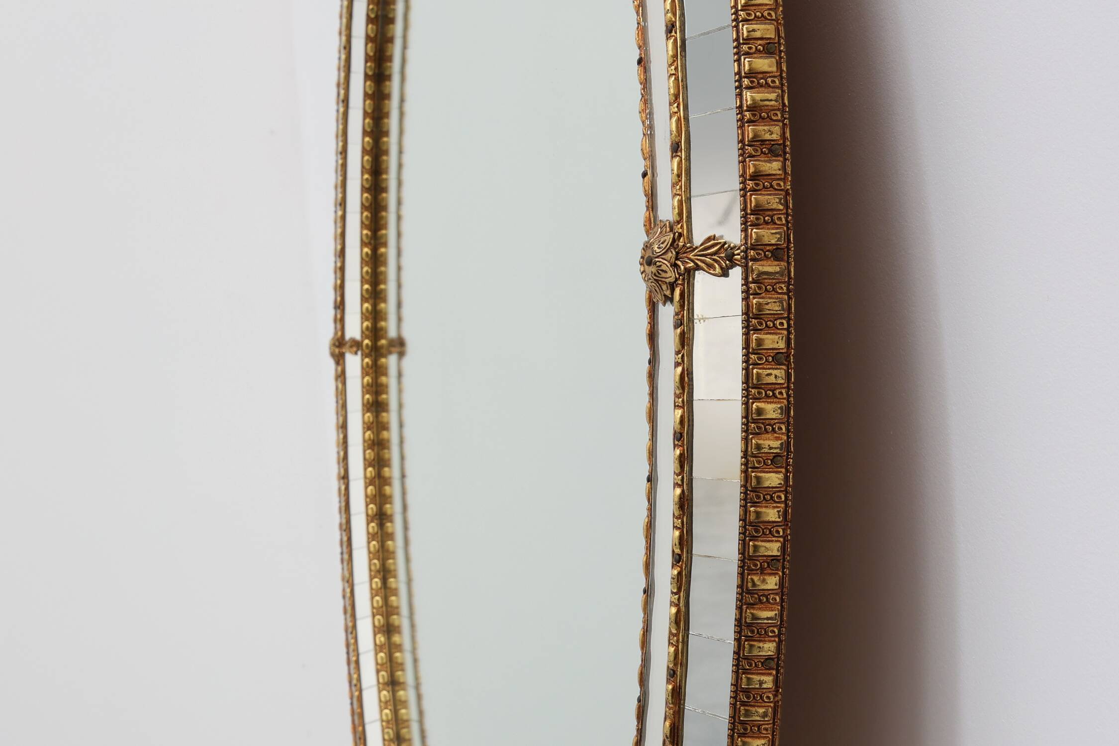 Miroir trapézoïdal en laiton et mosaïque de style vénitien, XXe siècle