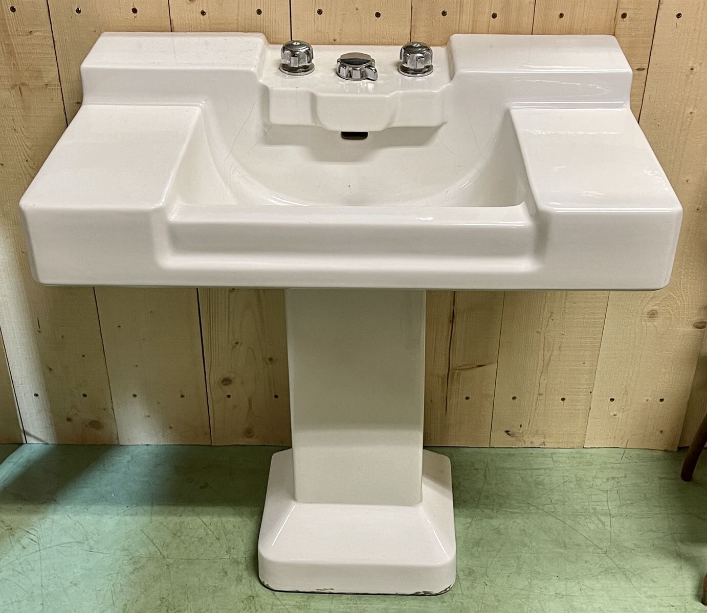 Floor washbasin from the 1930s in enamel of the brand JACOB DELAFON