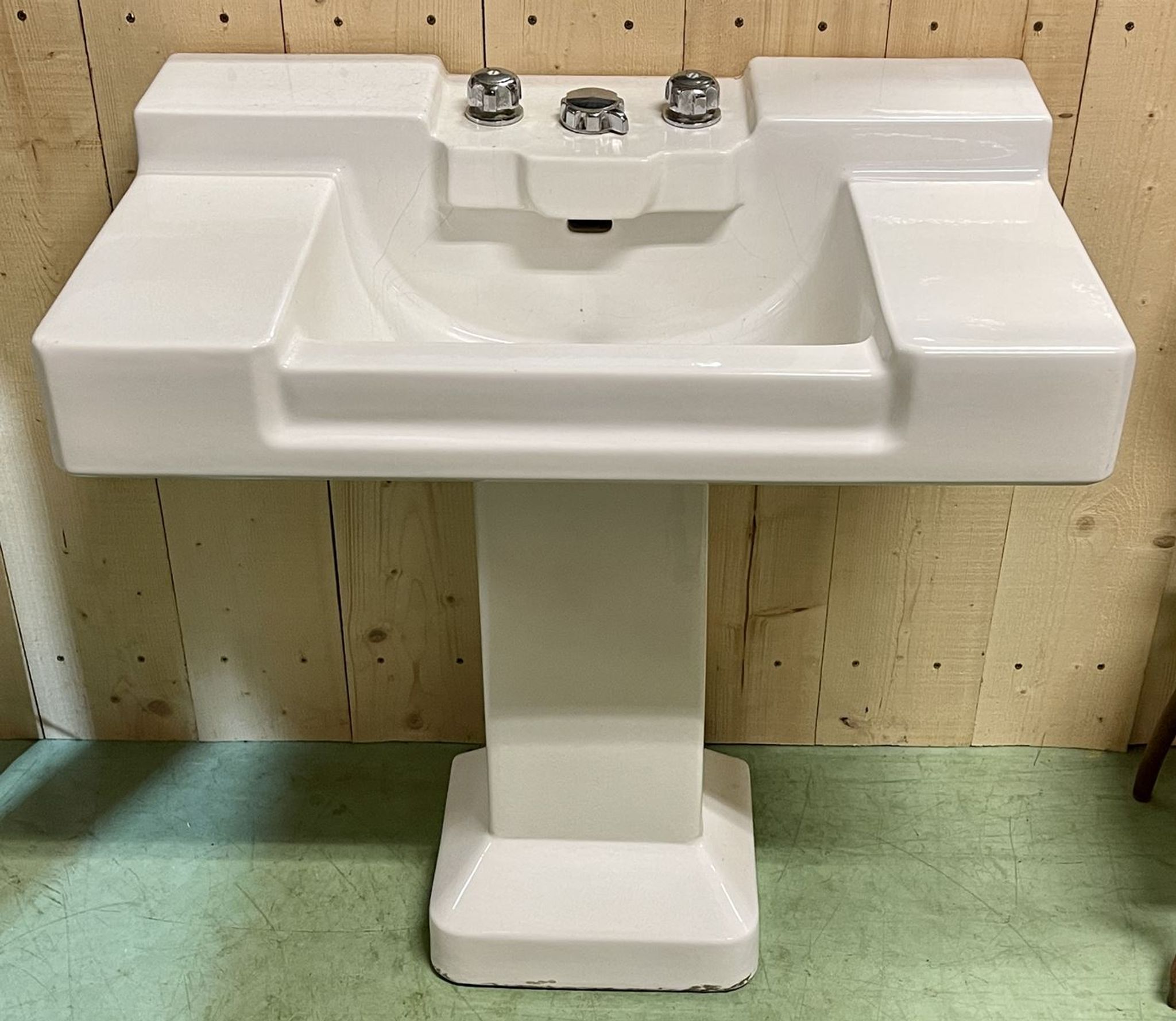 Floor washbasin from the 1930s in enamel of the brand JACOB DELAFON