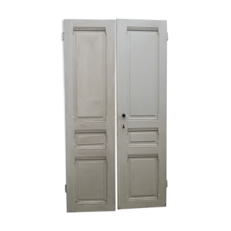 Paire de portes anciennes de séparation patine blanche