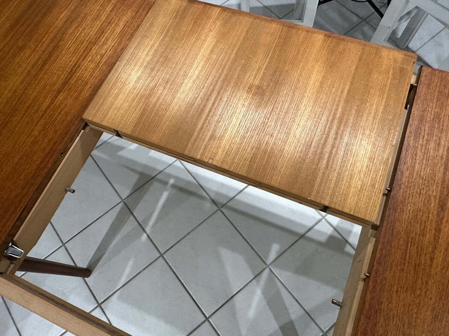 Large extendable Scandinavian table in vintage teak from the 1970s.