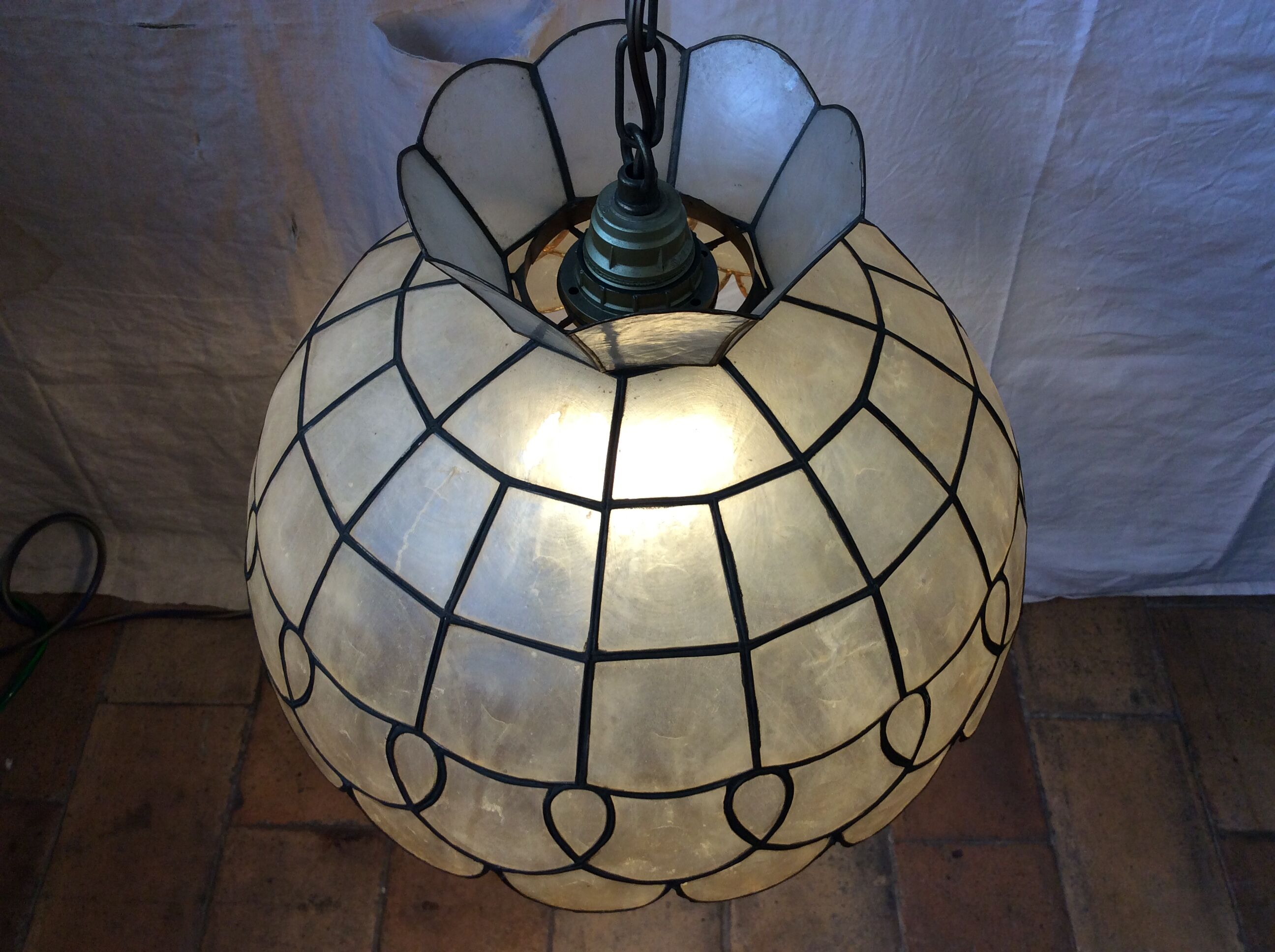 Vintage mother-of-pearl suspension