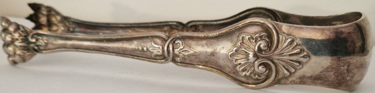I030 Sugar tongs in silver-plated rock – Louis XV style