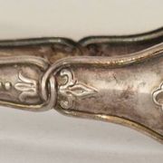 I030 Sugar tongs in silver-plated rock – Louis XV style