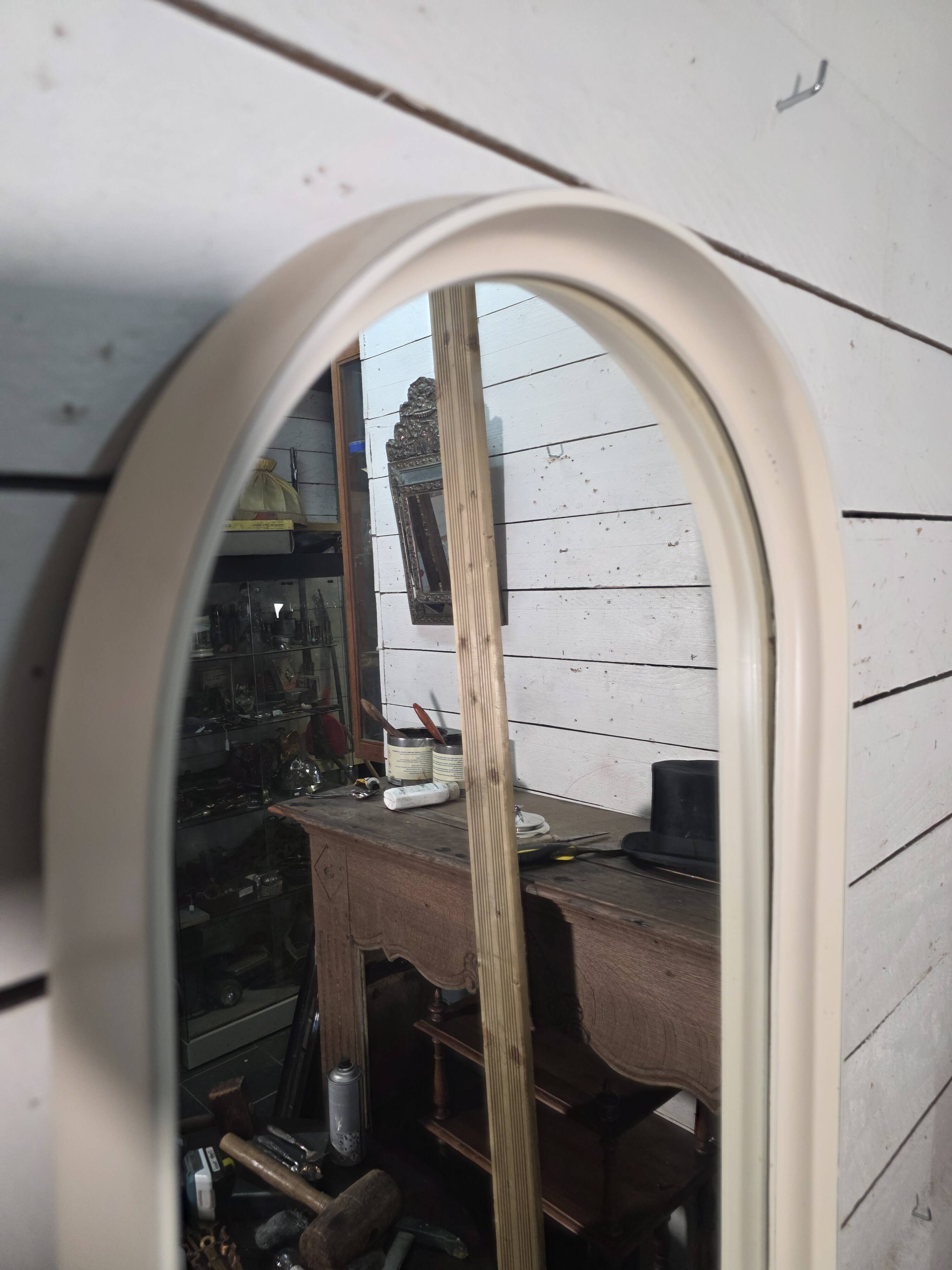 Oval mirror in white lacquer from the 1970s.