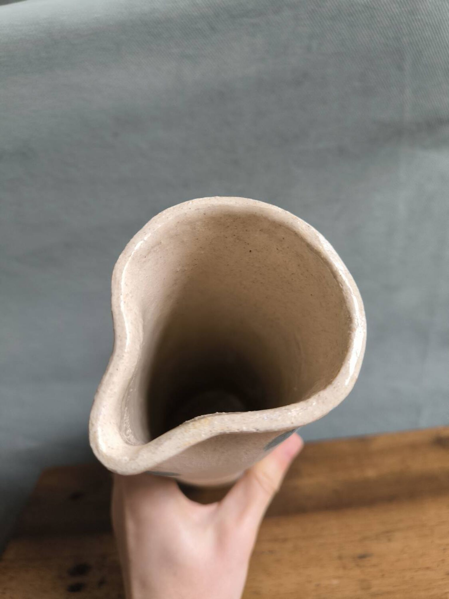 Pichet carafe grès brut motif feuille végétal estampillé fabrication a