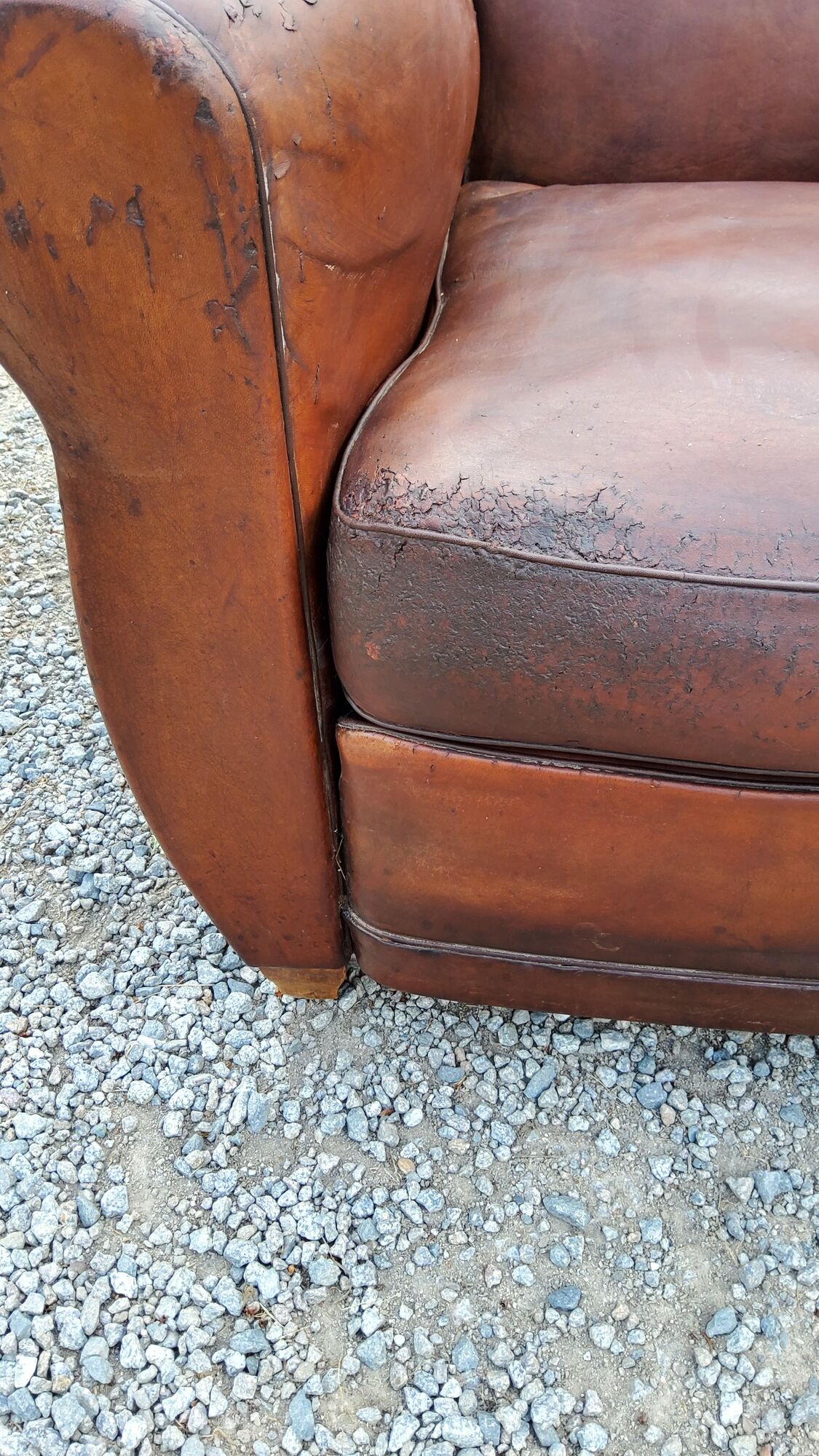 Paire de fauteuils club en cuir brun des années 30