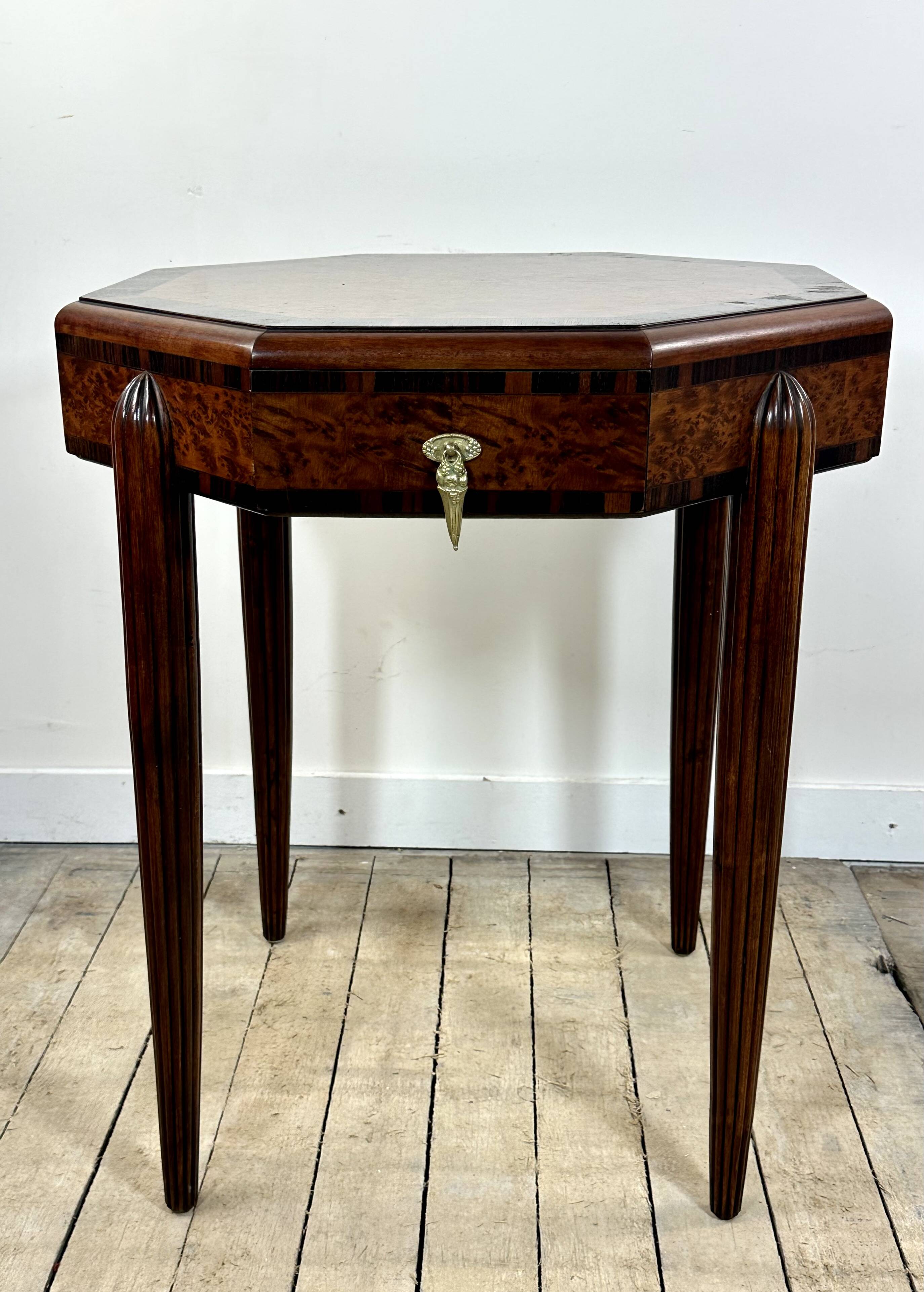 Art Deco gueridon in walnut burl marquetry, 1930.