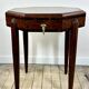 Art Deco gueridon in walnut burl marquetry, 1930.