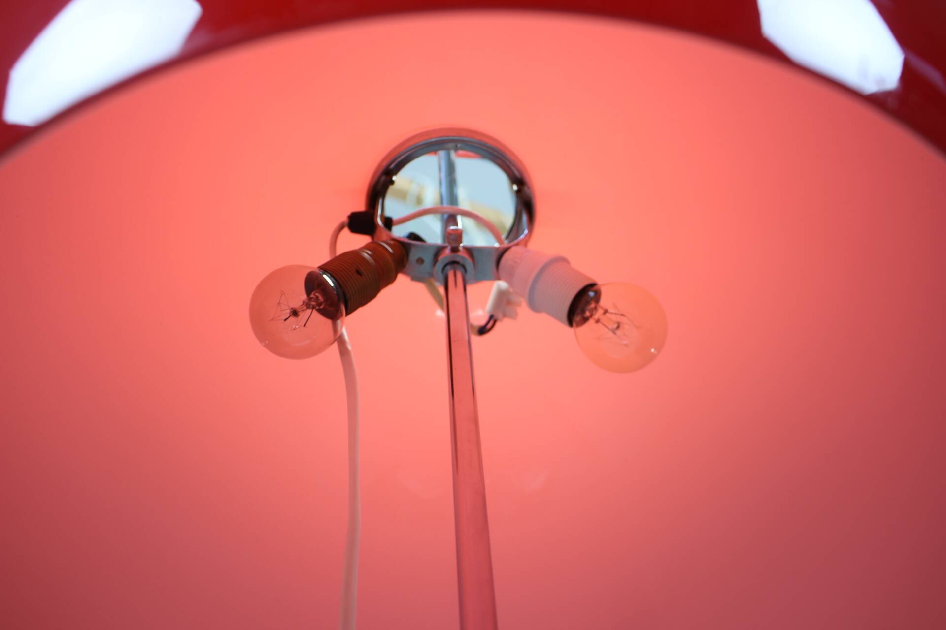 Lampadaire Space Age Guzzini Meblo en plastique et métal chromé, Italie années 1970