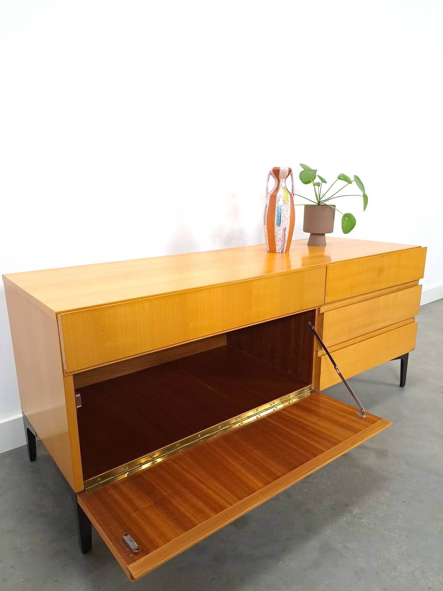 Fineer tv meubel dressoir met lades en zwart stalen poten