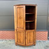 Armoire d’angle en chêne avec une façade incurvée d’un quart, Louis XVl